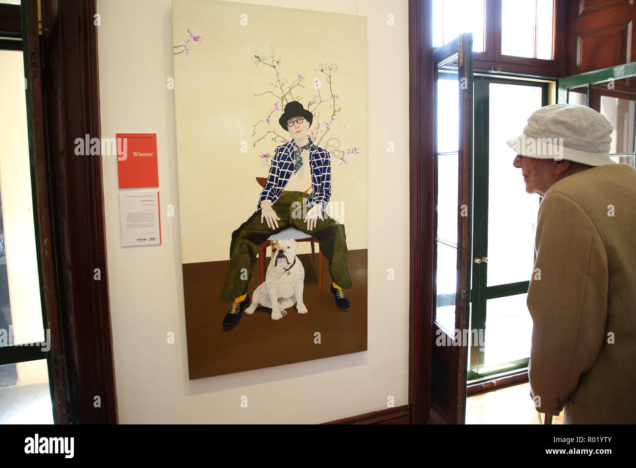 Sydney, Australien. 1. November 2018. Artist Lynn Savery war als der Sieger der Doug Moran National Portrait Prize, Australiens reichsten Kunstpreis im Wert von $ 150.000 angekündigt, bei einer Medienveranstaltung im Juniper Hall in Paddington. Das 1988 gegründete Doug Moran National Portrait Prize wird geglaubt, der weltweit wertvollsten portrait Preis zu sein. Er ersucht die Einträge der ursprünglichen Arbeiten von australischen Künstlern, Australier Erfassung aus allen Bereichen des Lebens, ob eine öffentliche Figur oder jemand aus Ihrem eigenen Kreis der Erfahrung. Im Bild: Daniel Thomas bin hat einen Blick auf die Gewinner der Künstlerin Lynn Saver Stockfoto