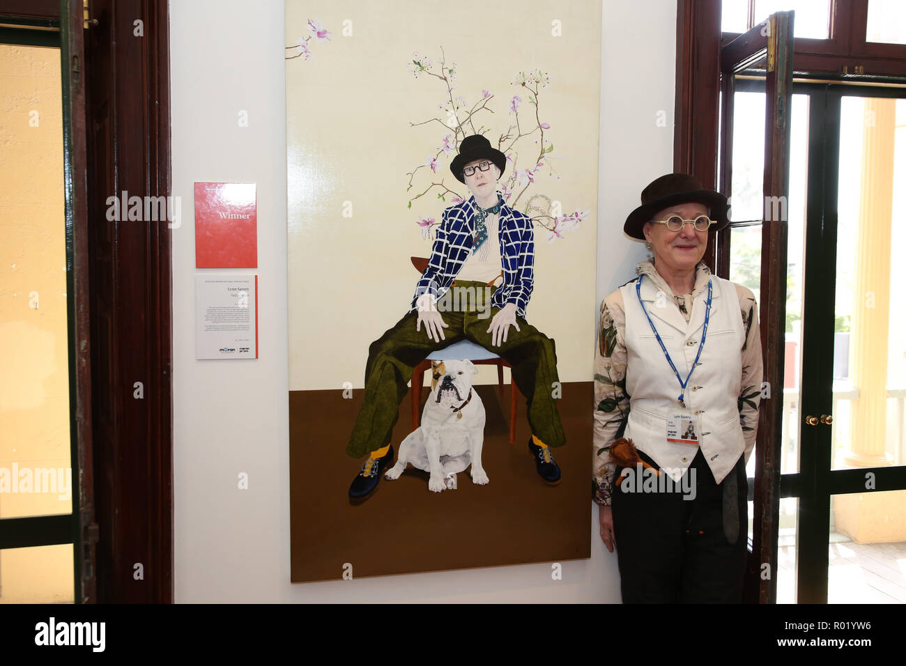 Sydney, Australien. 1. November 2018. Artist Lynn Savery war als der Sieger der Doug Moran National Portrait Prize, Australiens reichsten Kunstpreis im Wert von $ 150.000 angekündigt, bei einer Medienveranstaltung im Juniper Hall in Paddington. Das 1988 gegründete Doug Moran National Portrait Prize wird geglaubt, der weltweit wertvollsten portrait Preis zu sein. Er ersucht die Einträge der ursprünglichen Arbeiten von australischen Künstlern, Australier Erfassung aus allen Bereichen des Lebens, ob eine öffentliche Figur oder jemand aus Ihrem eigenen Kreis der Erfahrung. Im Bild: 2018 Doug Moran National Portrait preisgekrönte Künstler Lynn Savery pos Stockfoto