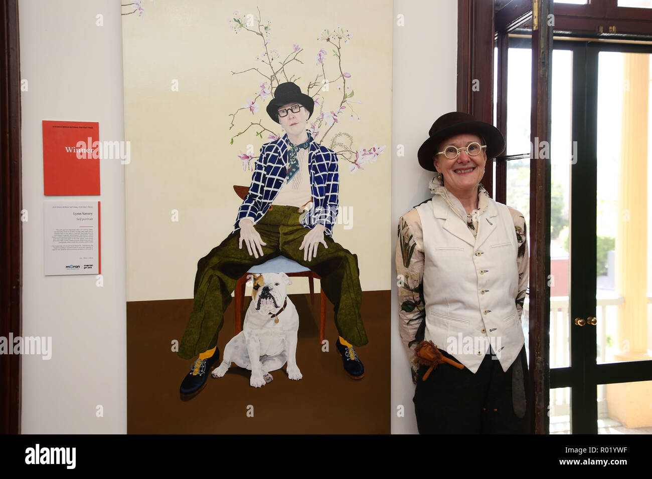 Sydney, Australien. 1. November 2018. Artist Lynn Savery war als der Sieger der Doug Moran National Portrait Prize, Australiens reichsten Kunstpreis im Wert von $ 150.000 angekündigt, bei einer Medienveranstaltung im Juniper Hall in Paddington. Das 1988 gegründete Doug Moran National Portrait Prize wird geglaubt, der weltweit wertvollsten portrait Preis zu sein. Er ersucht die Einträge der ursprünglichen Arbeiten von australischen Künstlern, Australier Erfassung aus allen Bereichen des Lebens, ob eine öffentliche Figur oder jemand aus Ihrem eigenen Kreis der Erfahrung. Im Bild: 2018 Doug Moran National Portrait preisgekrönte Künstler Lynn Savery pos Stockfoto