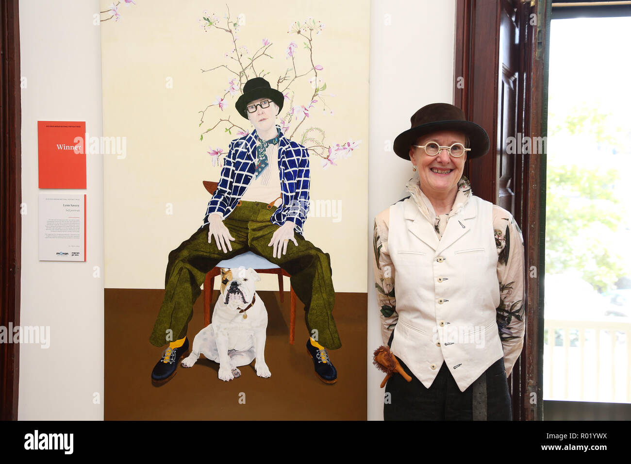 Sydney, Australien. 1. November 2018. Artist Lynn Savery war als der Sieger der Doug Moran National Portrait Prize, Australiens reichsten Kunstpreis im Wert von $ 150.000 angekündigt, bei einer Medienveranstaltung im Juniper Hall in Paddington. Das 1988 gegründete Doug Moran National Portrait Prize wird geglaubt, der weltweit wertvollsten portrait Preis zu sein. Er ersucht die Einträge der ursprünglichen Arbeiten von australischen Künstlern, Australier Erfassung aus allen Bereichen des Lebens, ob eine öffentliche Figur oder jemand aus Ihrem eigenen Kreis der Erfahrung. Im Bild: 2018 Doug Moran National Portrait preisgekrönte Künstler Lynn Savery pos Stockfoto