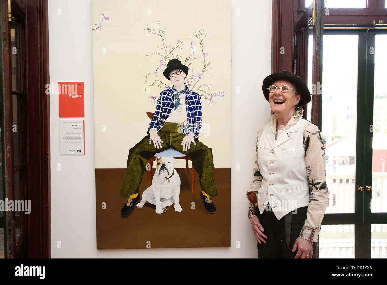 Sydney, Australien. 1. November 2018. Artist Lynn Savery war als der Sieger der Doug Moran National Portrait Prize, Australiens reichsten Kunstpreis im Wert von $ 150.000 angekündigt, bei einer Medienveranstaltung im Juniper Hall in Paddington. Das 1988 gegründete Doug Moran National Portrait Prize wird geglaubt, der weltweit wertvollsten portrait Preis zu sein. Er ersucht die Einträge der ursprünglichen Arbeiten von australischen Künstlern, Australier Erfassung aus allen Bereichen des Lebens, ob eine öffentliche Figur oder jemand aus Ihrem eigenen Kreis der Erfahrung. Im Bild: 2018 Doug Moran National Portrait preisgekrönte Künstler Lynn Savery pos Stockfoto