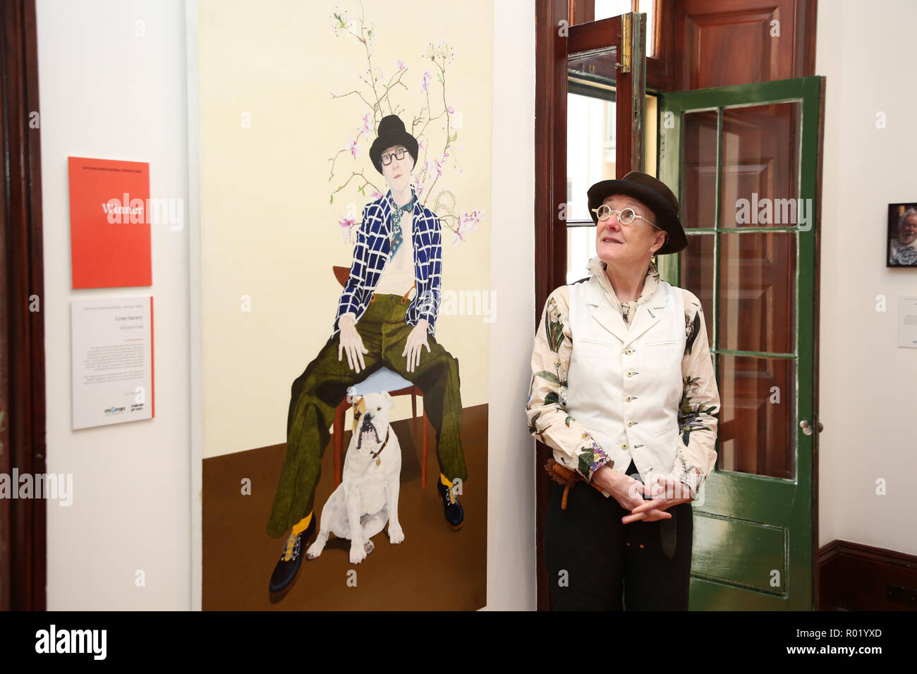 Sydney, Australien. 1. November 2018. Artist Lynn Savery war als der Sieger der Doug Moran National Portrait Prize, Australiens reichsten Kunstpreis im Wert von $ 150.000 angekündigt, bei einer Medienveranstaltung im Juniper Hall in Paddington. Das 1988 gegründete Doug Moran National Portrait Prize wird geglaubt, der weltweit wertvollsten portrait Preis zu sein. Er ersucht die Einträge der ursprünglichen Arbeiten von australischen Künstlern, Australier Erfassung aus allen Bereichen des Lebens, ob eine öffentliche Figur oder jemand aus Ihrem eigenen Kreis der Erfahrung. Im Bild: 2018 Doug Moran National Portrait preisgekrönte Künstler Lynn Savery pos Stockfoto