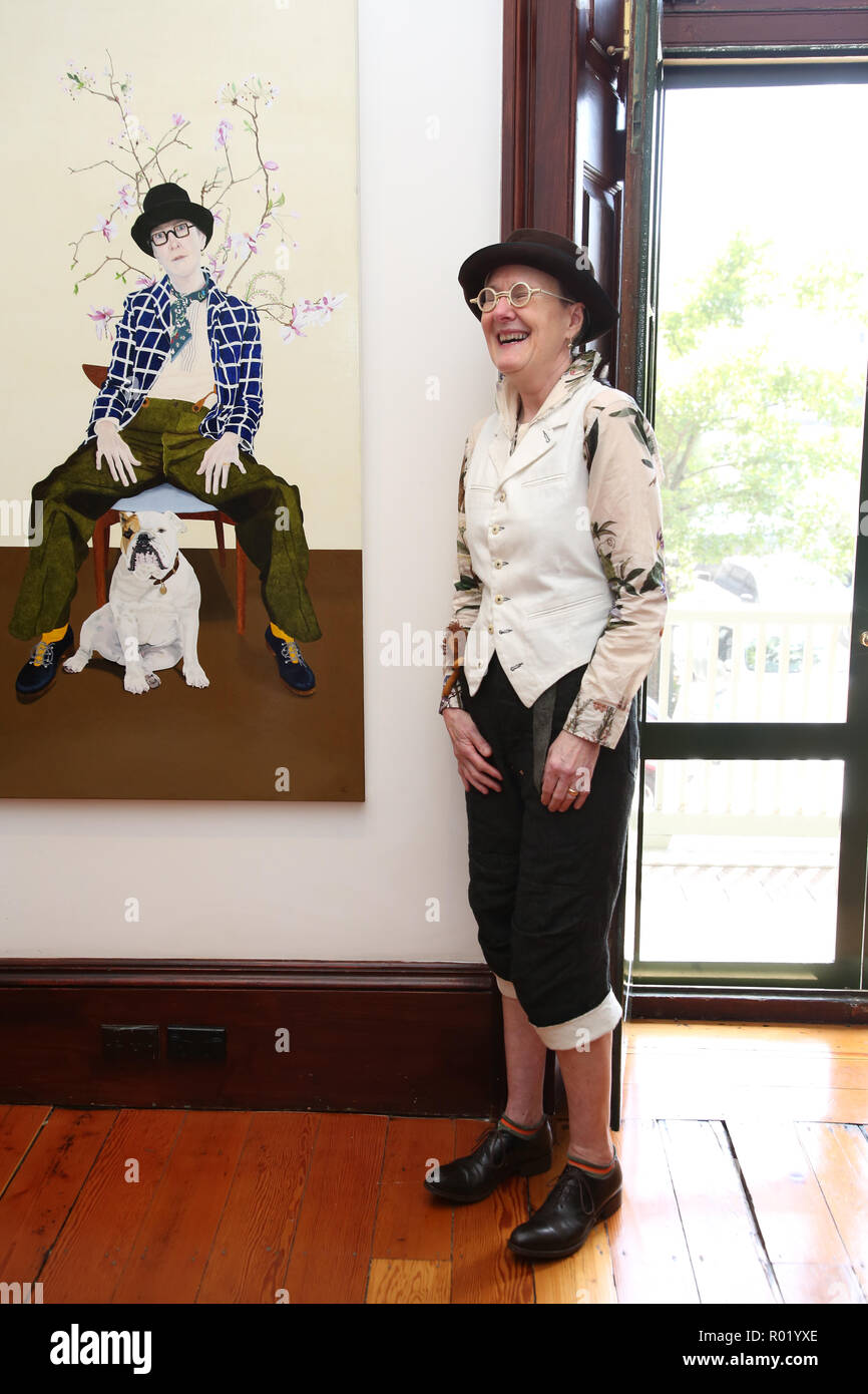 Sydney, Australien. 1. November 2018. Artist Lynn Savery war als der Sieger der Doug Moran National Portrait Prize, Australiens reichsten Kunstpreis im Wert von $ 150.000 angekündigt, bei einer Medienveranstaltung im Juniper Hall in Paddington. Das 1988 gegründete Doug Moran National Portrait Prize wird geglaubt, der weltweit wertvollsten portrait Preis zu sein. Er ersucht die Einträge der ursprünglichen Arbeiten von australischen Künstlern, Australier Erfassung aus allen Bereichen des Lebens, ob eine öffentliche Figur oder jemand aus Ihrem eigenen Kreis der Erfahrung. Im Bild: 2018 Doug Moran National Portrait preisgekrönte Künstler Lynn Savery pos Stockfoto
