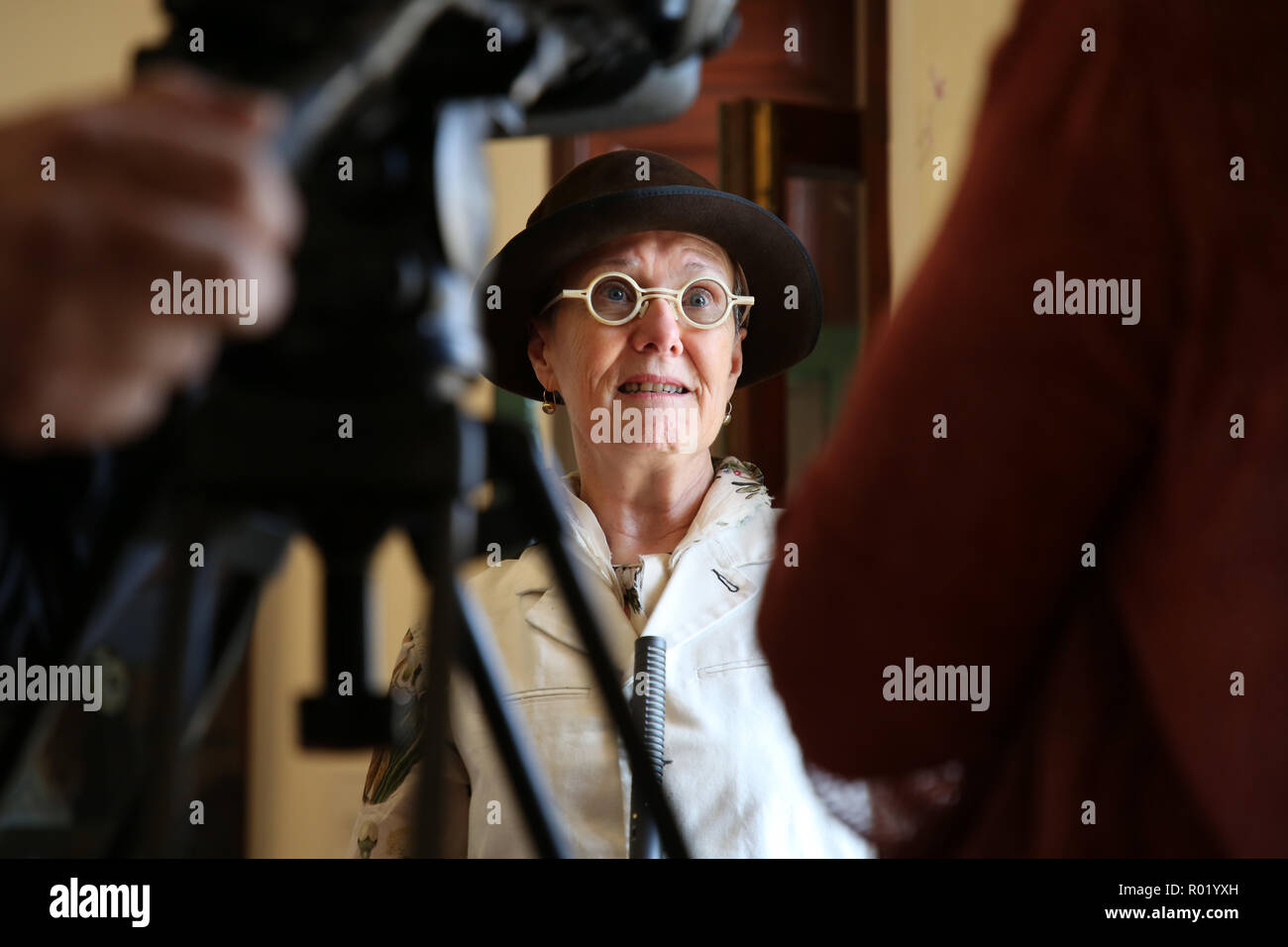 Sydney, Australien. 1. November 2018. Artist Lynn Savery war als der Sieger der Doug Moran National Portrait Prize, Australiens reichsten Kunstpreis im Wert von $ 150.000 angekündigt, bei einer Medienveranstaltung im Juniper Hall in Paddington. Das 1988 gegründete Doug Moran National Portrait Prize wird geglaubt, der weltweit wertvollsten portrait Preis zu sein. Er ersucht die Einträge der ursprünglichen Arbeiten von australischen Künstlern, Australier Erfassung aus allen Bereichen des Lebens, ob eine öffentliche Figur oder jemand aus Ihrem eigenen Kreis der Erfahrung. Im Bild: 2018 Doug Moran National Portrait preisgekrönte Künstler Lynn Savery ist Stockfoto