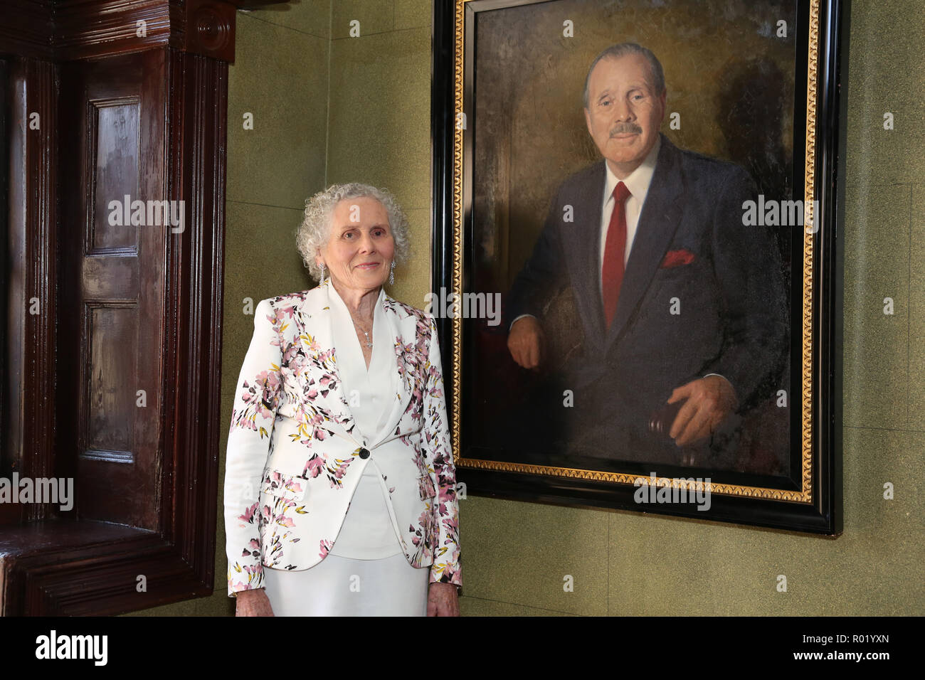 Sydney, Australien. 1. November 2018. Artist Lynn Savery war als der Sieger der Doug Moran National Portrait Prize, Australiens reichsten Kunstpreis im Wert von $ 150.000 angekündigt, bei einer Medienveranstaltung im Juniper Hall in Paddington. Das 1988 gegründete Doug Moran National Portrait Prize wird geglaubt, der weltweit wertvollsten portrait Preis zu sein. Er ersucht die Einträge der ursprünglichen Arbeiten von australischen Künstlern, Australier Erfassung aus allen Bereichen des Lebens, ob eine öffentliche Figur oder jemand aus Ihrem eigenen Kreis der Erfahrung. Im Bild: Greta Moran stellt neben einem Portrait von Doug Moran. Credit: Richard Mi Stockfoto