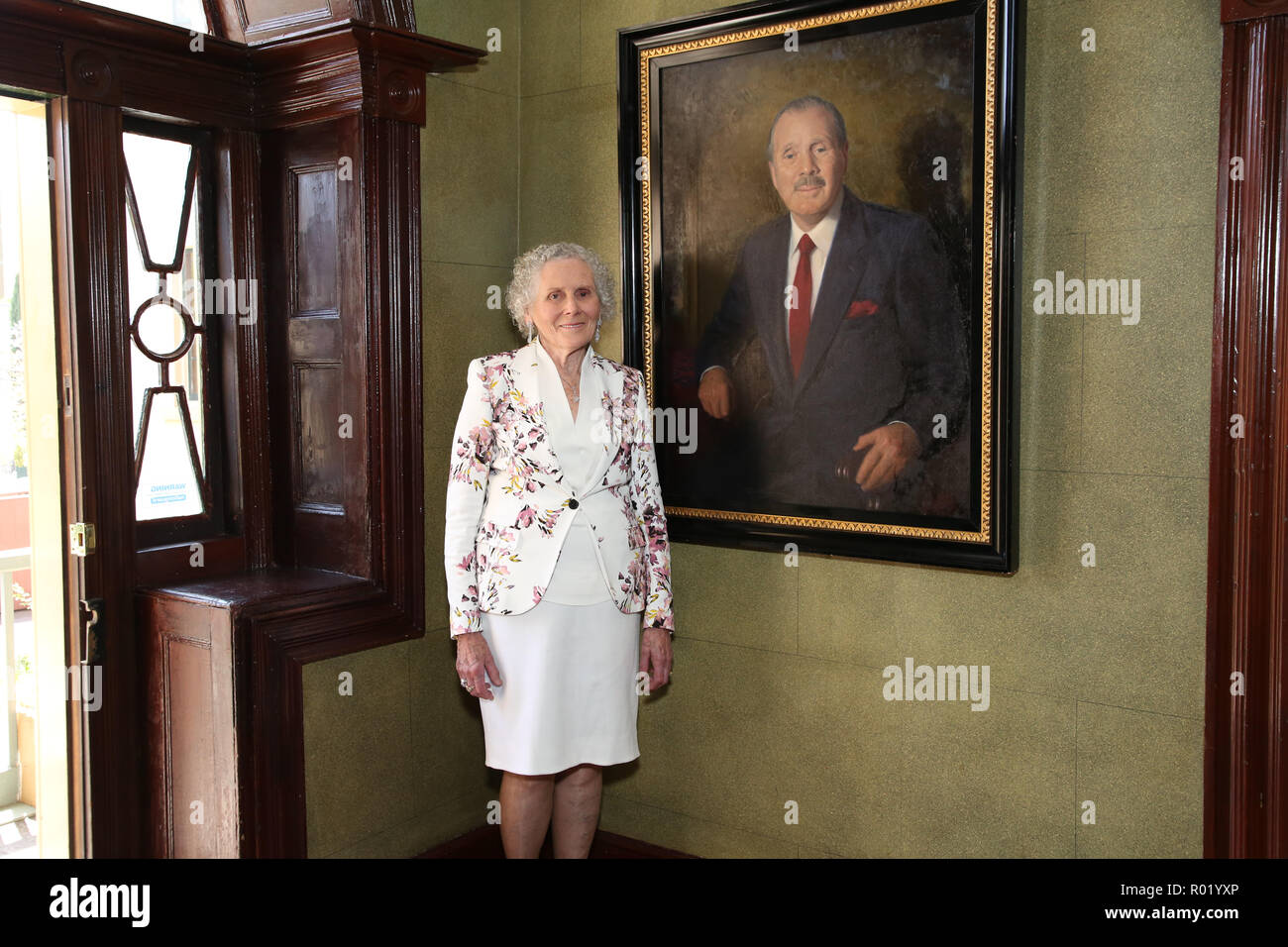 Sydney, Australien. 1. November 2018. Artist Lynn Savery war als der Sieger der Doug Moran National Portrait Prize, Australiens reichsten Kunstpreis im Wert von $ 150.000 angekündigt, bei einer Medienveranstaltung im Juniper Hall in Paddington. Das 1988 gegründete Doug Moran National Portrait Prize wird geglaubt, der weltweit wertvollsten portrait Preis zu sein. Er ersucht die Einträge der ursprünglichen Arbeiten von australischen Künstlern, Australier Erfassung aus allen Bereichen des Lebens, ob eine öffentliche Figur oder jemand aus Ihrem eigenen Kreis der Erfahrung. Im Bild: Greta Moran stellt neben einem Portrait von Doug Moran. Credit: Richard Mi Stockfoto