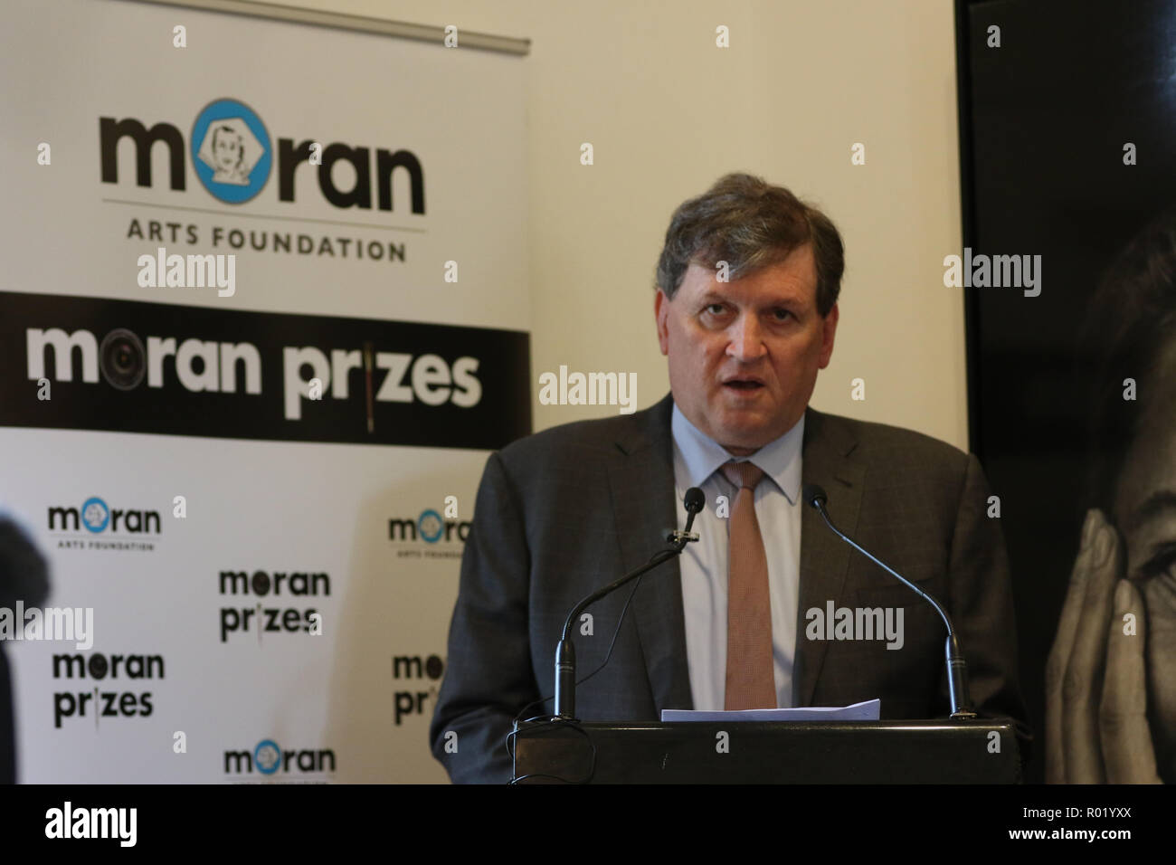 Sydney, Australien. 1. November 2018. Artist Lynn Savery war als der Sieger der Doug Moran National Portrait Prize, Australiens reichsten Kunstpreis im Wert von $ 150.000 angekündigt, bei einer Medienveranstaltung im Juniper Hall in Paddington. Das 1988 gegründete Doug Moran National Portrait Prize wird geglaubt, der weltweit wertvollsten portrait Preis zu sein. Er ersucht die Einträge der ursprünglichen Arbeiten von australischen Künstlern, Australier Erfassung aus allen Bereichen des Lebens, ob eine öffentliche Figur oder jemand aus Ihrem eigenen Kreis der Erfahrung. Im Bild: Peter Moran gibt eine Rede. Credit: Richard Milnes/Alamy leben Nachrichten Stockfoto