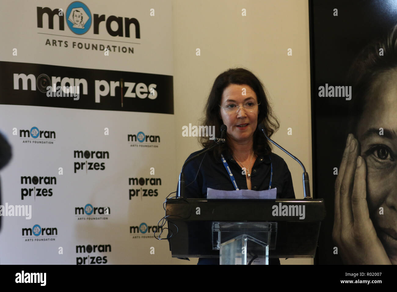 Sydney, Australien. 1. November 2018. Artist Lynn Savery war als der Sieger der Doug Moran National Portrait Prize, Australiens reichsten Kunstpreis im Wert von $ 150.000 angekündigt, bei einer Medienveranstaltung im Juniper Hall in Paddington. Das 1988 gegründete Doug Moran National Portrait Prize wird geglaubt, der weltweit wertvollsten portrait Preis zu sein. Er ersucht die Einträge der ursprünglichen Arbeiten von australischen Künstlern, Australier Erfassung aus allen Bereichen des Lebens, ob eine öffentliche Figur oder jemand aus Ihrem eigenen Kreis der Erfahrung. Im Bild: Louise Hearman, Künstler und einer der Richter spricht vor dem announci Stockfoto