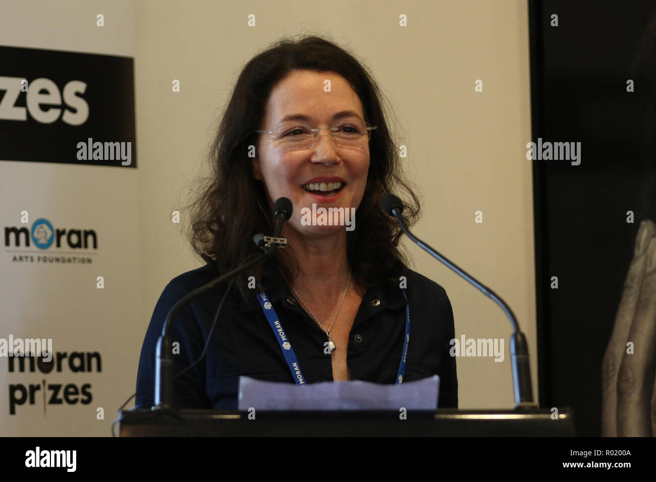 Sydney, Australien. 1. November 2018. Artist Lynn Savery war als der Sieger der Doug Moran National Portrait Prize, Australiens reichsten Kunstpreis im Wert von $ 150.000 angekündigt, bei einer Medienveranstaltung im Juniper Hall in Paddington. Das 1988 gegründete Doug Moran National Portrait Prize wird geglaubt, der weltweit wertvollsten portrait Preis zu sein. Er ersucht die Einträge der ursprünglichen Arbeiten von australischen Künstlern, Australier Erfassung aus allen Bereichen des Lebens, ob eine öffentliche Figur oder jemand aus Ihrem eigenen Kreis der Erfahrung. Im Bild: Louise Hearman, Künstler und einer der Richter spricht vor dem announci Stockfoto
