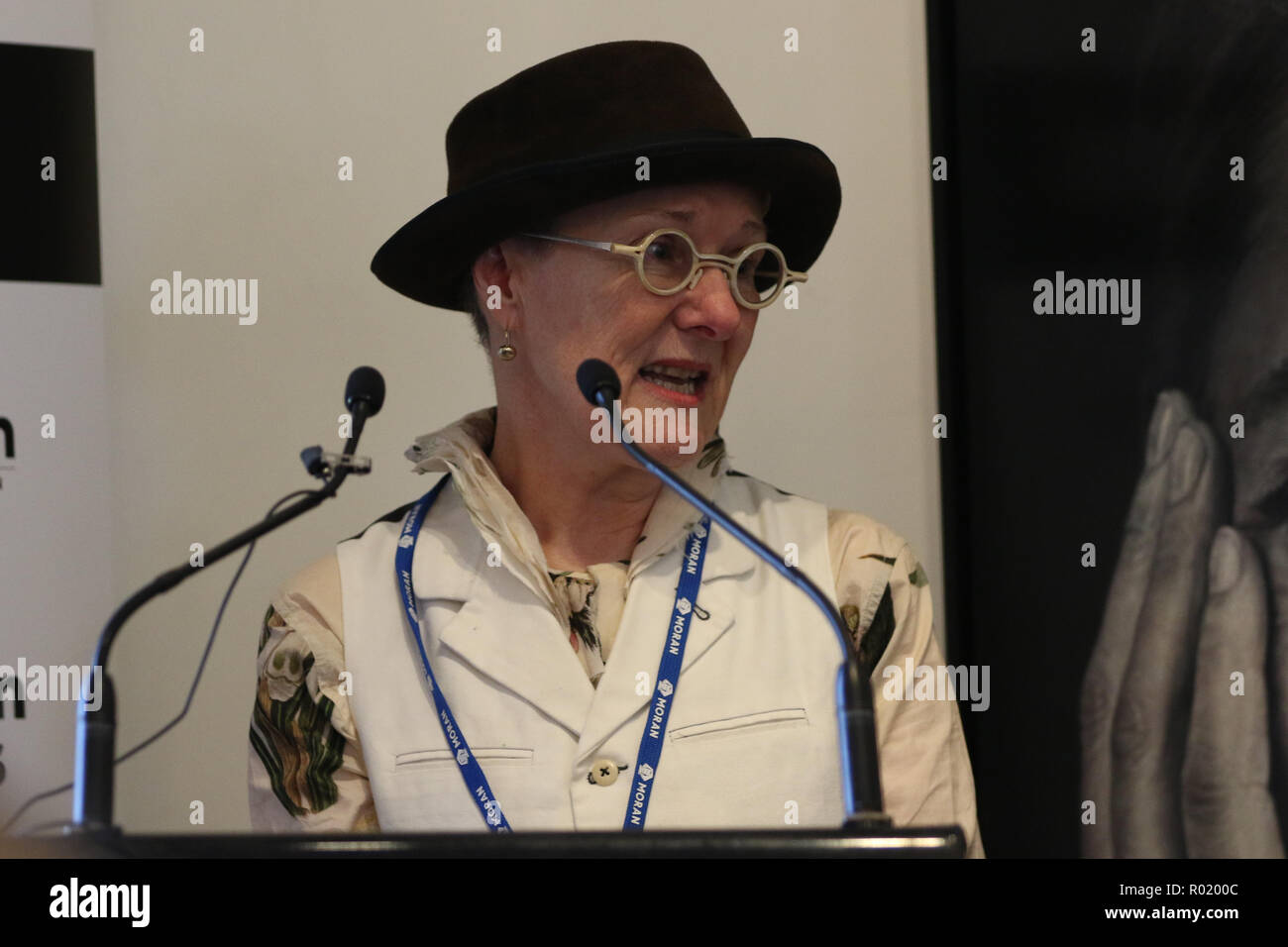 Sydney, Australien. 1. November 2018. Artist Lynn Savery war als der Sieger der Doug Moran National Portrait Prize, Australiens reichsten Kunstpreis im Wert von $ 150.000 angekündigt, bei einer Medienveranstaltung im Juniper Hall in Paddington. Das 1988 gegründete Doug Moran National Portrait Prize wird geglaubt, der weltweit wertvollsten portrait Preis zu sein. Er ersucht die Einträge der ursprünglichen Arbeiten von australischen Künstlern, Australier Erfassung aus allen Bereichen des Lebens, ob eine öffentliche Figur oder jemand aus Ihrem eigenen Kreis der Erfahrung. Im Bild: Artist Lynn Savery gibt eine Rede nach als der Sieger verkündet werden Stockfoto