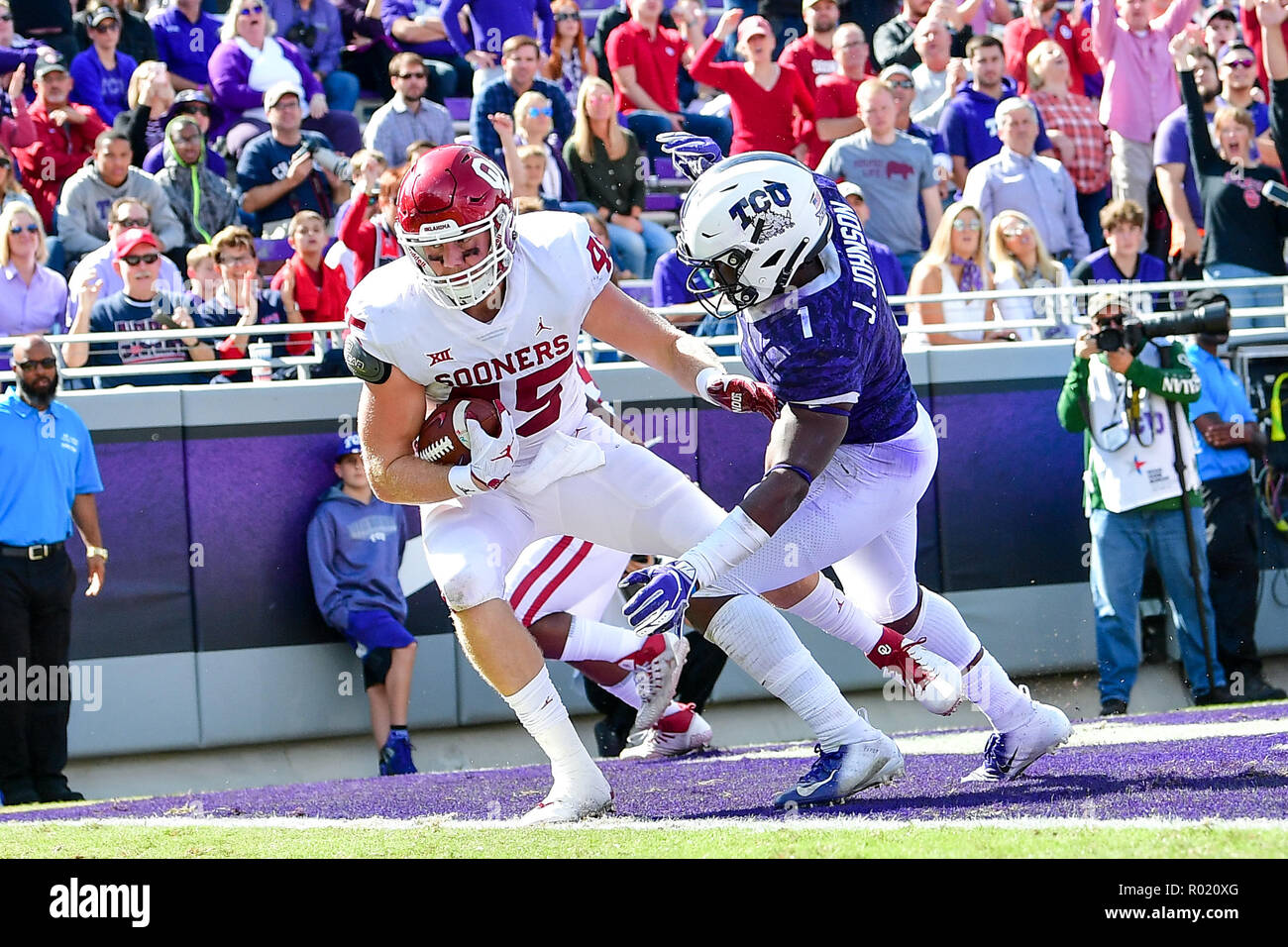 Oklahoma Sooners Verteidiger Carson Meier (45) fängt einen Pass für einen Touchdown als TCU Horned Frogs linebacker Jawuan Johnson (1) verteidigt während der Oklahoma Sooners an TCU Horned Frogs in einem NCAA Football Spiel auf dem Amon G. Carter Stadium, Fort Worth Texas. 10/20/18. Manny Flores/Cal Sport Media. Stockfoto