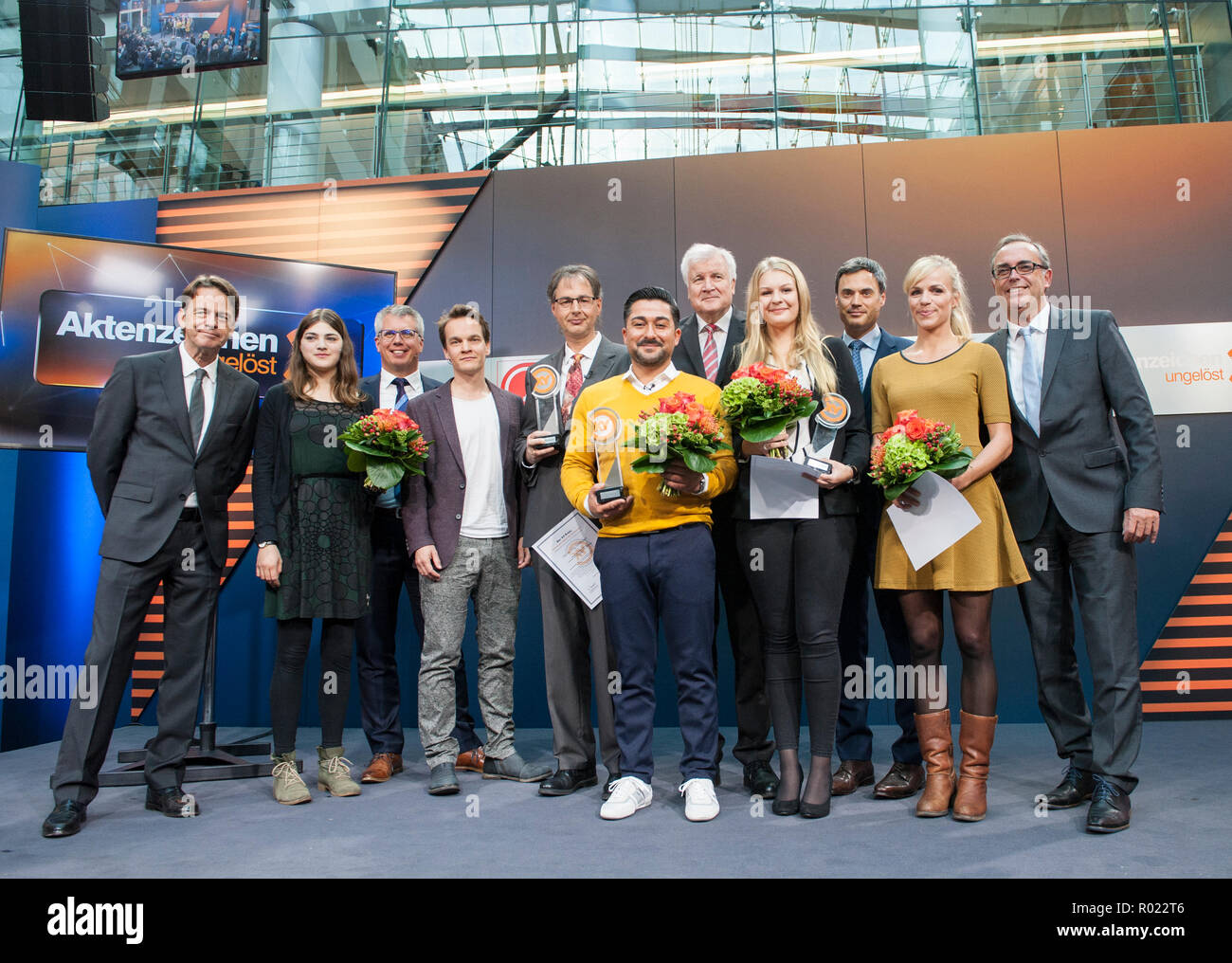 Berlin Deutschland 30 Okt 2018 Aktenzeichen Xy Ungelost Moderator Rudi Cerne Johanna Polley Schauspielerin Christian Rothe Geschaftsfuhrer Der Abus Group Ludwig Blochberger Schauspieler Jorg Neubauer Preistrager Ugur Altun Preistrager