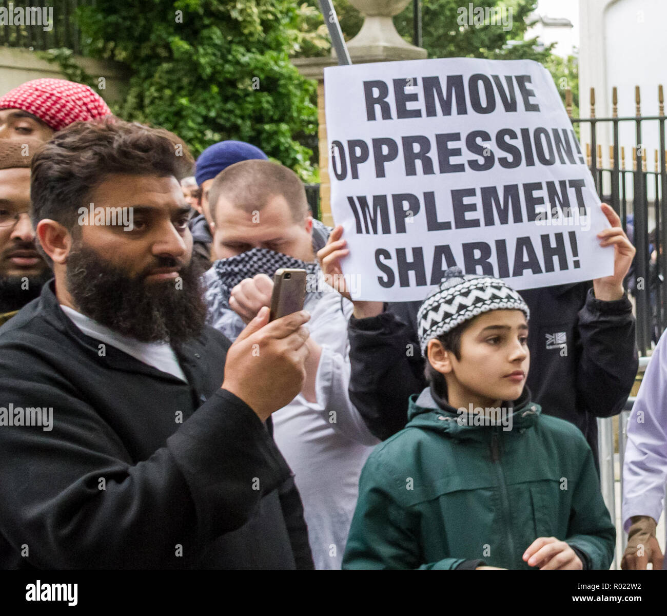 London, Großbritannien. 30 Mai, 2014. Datei Bild vom 30-05-2014: Lewis Ludlow, 26, aus Rochester, Kent, einem muslimischen konvertieren (Pic-Center, Gesicht) auch der Name Ali Hussain verwendet wird, wird durch die für das Plotten einen islamischen Staat inspirierte Angriff auf die Oxford Street, in der er hoffte, 100 Menschen töten verurteilt zu werden. Ludlow ist hier im Jahr 2014 außerhalb der Londoner Zentrale Moschee während eines Protestes von radikalen Kleriker Anjem Choudary und seine verboten Al-Muhajiroun (ALM) Gruppe organisiert gesehen. Credit: Guy Corbishley/Alamy leben Nachrichten Stockfoto