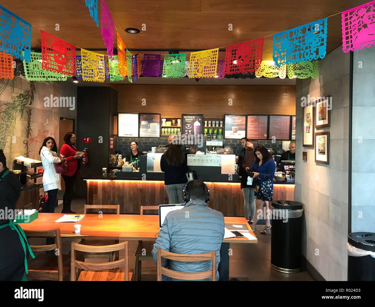 30 Oktober 2018, Mexiko, Mexiko-Stadt: Der Mitarbeiter als barista in einem Zweig der uns Coffee House tarbucks'. Alle Mitarbeiterinnen und Mitarbeiter von der Coffee Shop, das in Del Valle Sur Anfang September eröffnet wurde, sind über 60 Jahre alt. Foto: Antonia Märzhäuser/dpa Stockfoto
