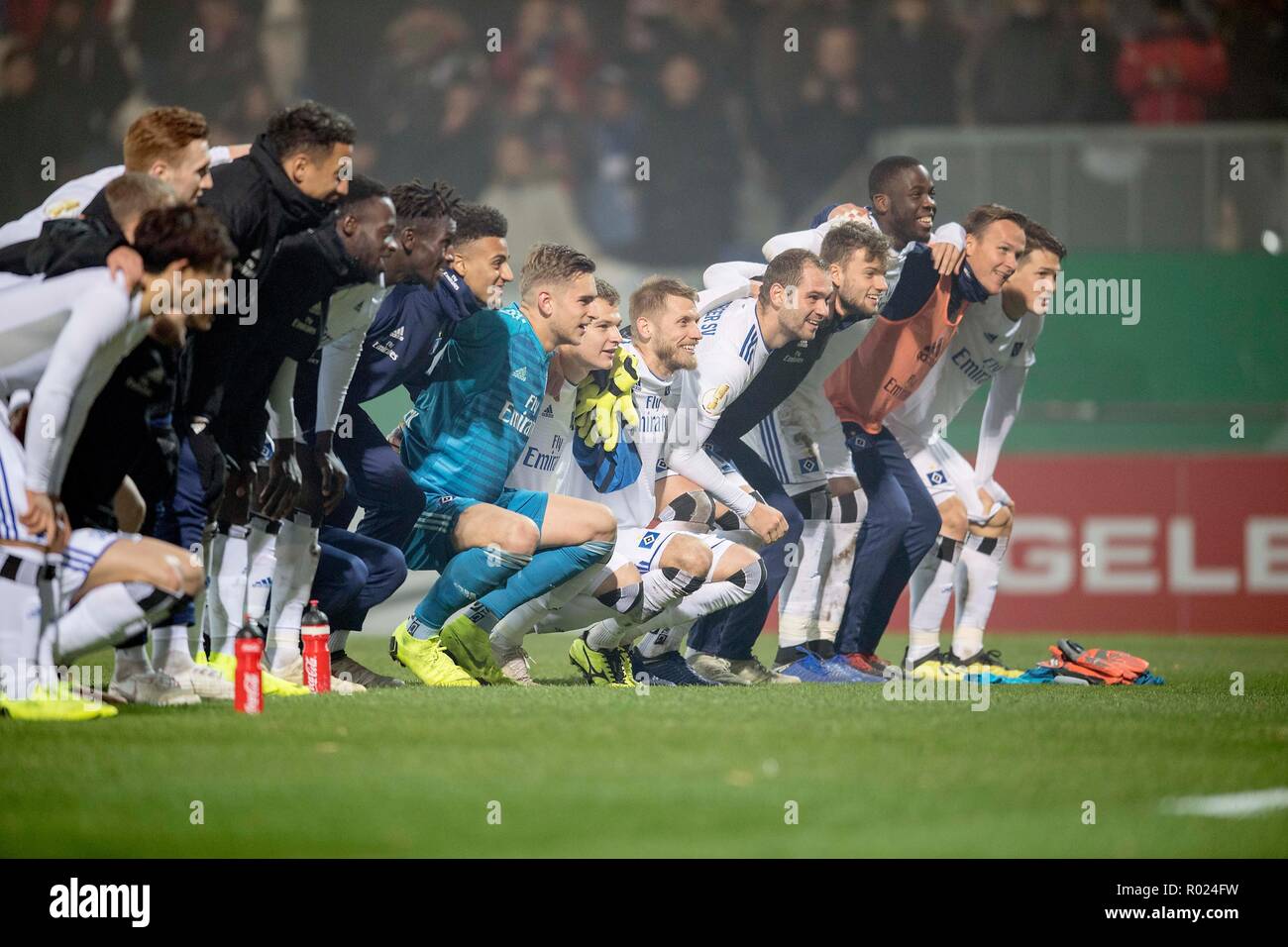 Letzte jubel Team HH, die Spieler Arm in Arm vor den Fans geduckt, v. Gotoku SAKAI (HH), Torhüter Tom MICKEL (HH), Orel MANGALA (HH), Manuel WINTZHEIMER (HH), Pierre-Michel Lasogga (HH), Aaron Hunt (HH), Vasilije JANJICIC (HH), Torwart Julian POLLERSBECK (HH), Fußball DFB-Pokal, 2. Runde, SV Wehen Wiesbaden (WI) - HSV Hamburg Hamburg Hamburg (HH) 0:3, am 30.10.2018 in Wiesbaden/Deutschland. ##DFL-Bestimmungen verbieten die Verwendung von Fotografien als Bildsequenzen und/oder quasi-Video## | Verwendung weltweit Stockfoto