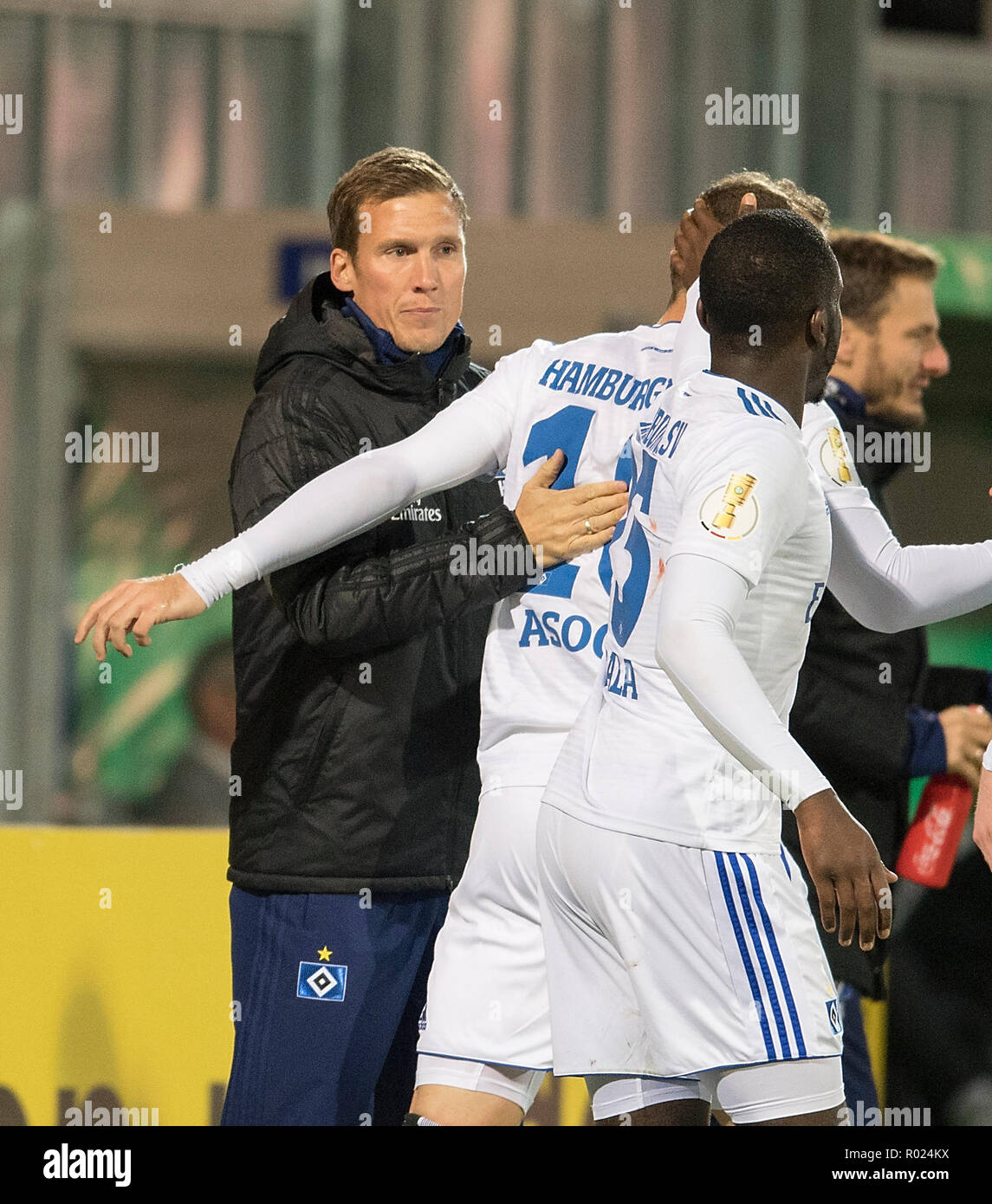 Wiesbaden, Deutschland. 30 Okt, 2018. Trainer Hannes WOLF (HH) Umarmungen Pierre-Michel Lasogga (HH) nach seinem Tor zum 0:1, Fußball DFB-Pokal, 2. Runde, SV Wehen Wiesbaden (WI) - HSV Hamburg Hamburg Hamburg (HH), am 30.10.2018 in Wiesbaden/Deutschland. ##DFL-Bestimmungen verbieten die Verwendung von Fotografien als Bildsequenzen und/oder quasi-Video## | Verwendung der weltweiten Kredit: dpa/Alamy leben Nachrichten Stockfoto