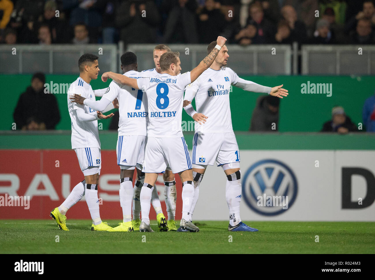 Wiesbaden, Deutschland. 30 Okt, 2018. Jubel Pierre-Michel Lasogga (HH) nach seinem Tor zum 0:1, mit vr Pierre-Michel Lasogga (HH), Lewis Holtby (HH) Fußball DFB-Pokal, 2. Runde, SV Wehen Wiesbaden (WI) - HSV Hamburg Hamburg Hamburg (HH), am 30.10.2018 in Wiesbaden/Deutschland. ##DFL-Bestimmungen verbieten die Verwendung von Fotografien als Bildsequenzen und/oder quasi-Video## | Verwendung der weltweiten Kredit: dpa/Alamy leben Nachrichten Stockfoto
