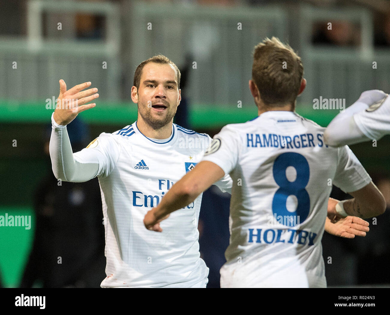 Wiesbaden, Deutschland. 30 Okt, 2018. Jubel Pierre-Michel Lasogga (HH) nach seinem Tor zum 0:1, mit Lewis Holtby (HH), Fußball DFB-Pokal, 2. Runde, SV Wehen Wiesbaden (WI) - HSV Hamburg Hamburg Hamburg (HH), am 30.10.2018 in Wiesbaden/Deutschland. ##DFL-Bestimmungen verbieten die Verwendung von Fotografien als Bildsequenzen und/oder quasi-Video## | Verwendung der weltweiten Kredit: dpa/Alamy leben Nachrichten Stockfoto