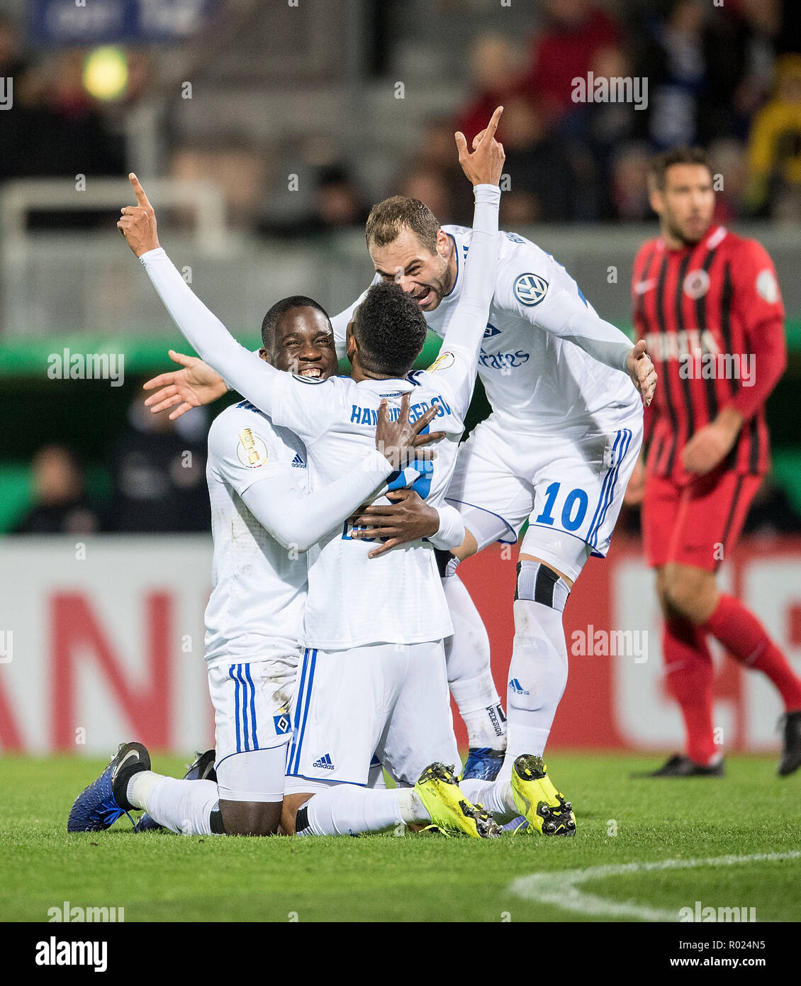 Wiesbaden, Deutschland. 30 Okt, 2018. Jubel HH nach dem Ziel auf 0:3, mit von links nach rechts Orel MANGALA (HH), Torwart Douglas DOS SANTOS (HH), Pierre-Michel Lasogga (HH), Fußball DFB-Pokal, 2. Runde, SV Wehen Wiesbaden (WI) - HSV Hamburg Hamburg Hamburg (HH), am 30.10.2018 in Wiesbaden/Deutschland. ##DFL-Bestimmungen verbieten die Verwendung von Fotografien als Bildsequenzen und/oder quasi-Video## | Verwendung der weltweiten Kredit: dpa/Alamy leben Nachrichten Stockfoto