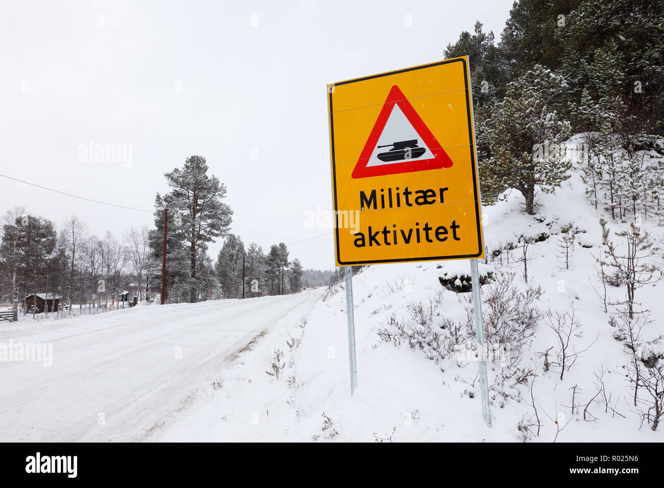 Norwegische Warnung Schild zeigt an militärischen Aktivitäten voraus. Stockfoto