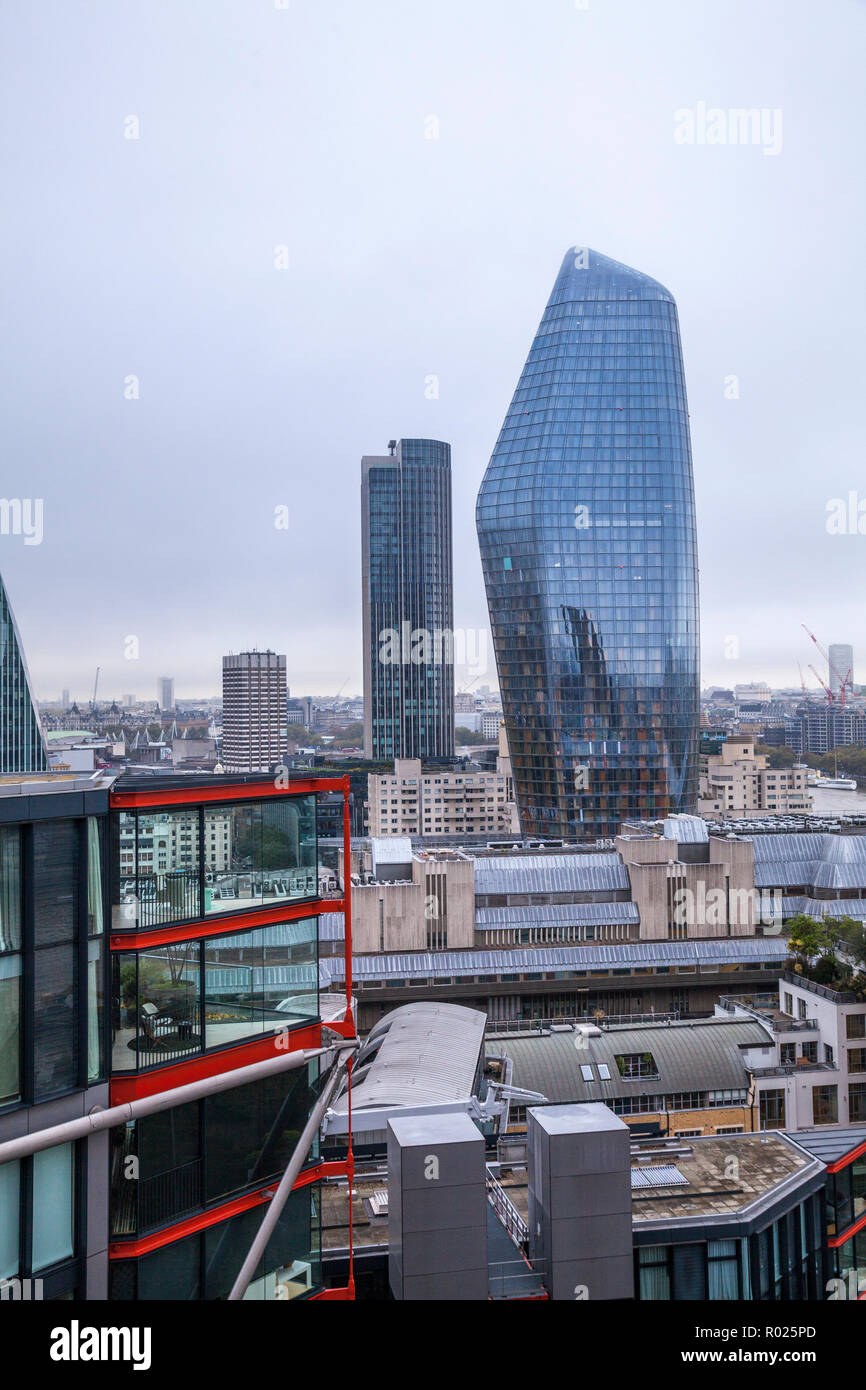 Eine neblige, Misty Blick auf das Bankenviertel in London, England, UK, einem Blackfriars und South Bank Tower Gebäude Stockfoto