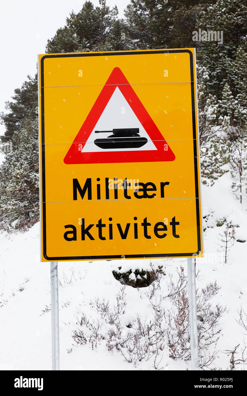 Norwegische Warnung Schild zeigt an militärischen Aktivitäten voraus. Stockfoto