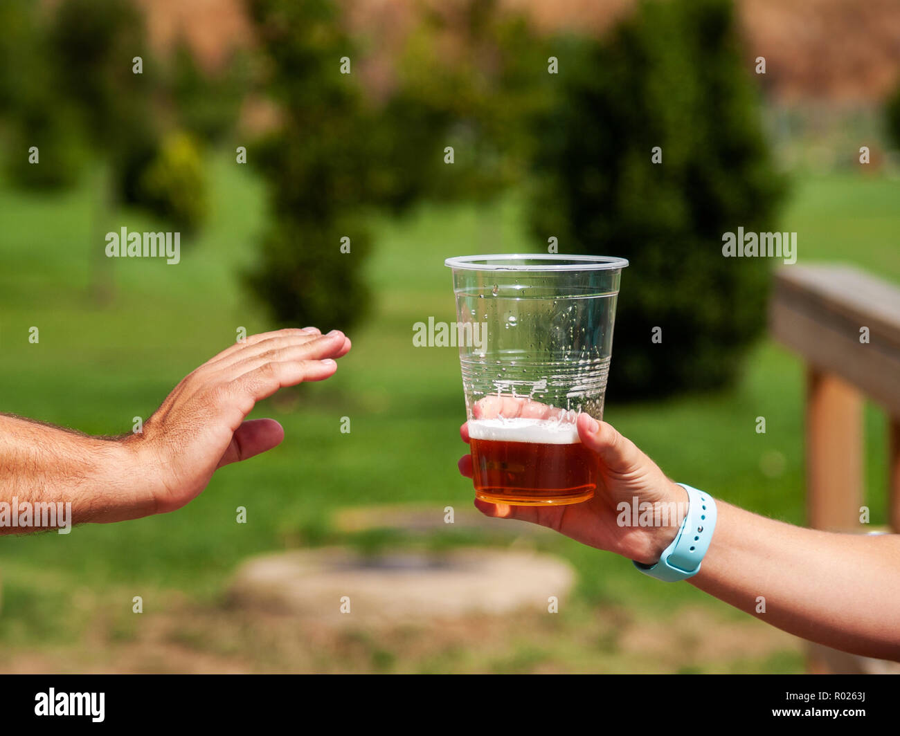 Stop Alkohol Konzept. Ein Mann, eine Geste, ein Glas Bier Stockfoto