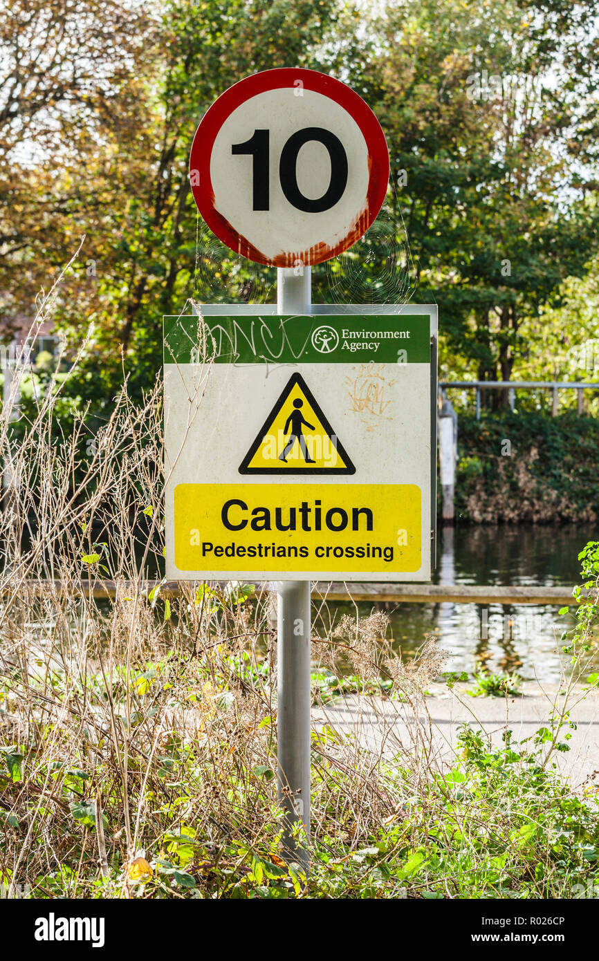 Anmelden Warnung der Fußgänger in Teddington, England, Großbritannien Stockfoto