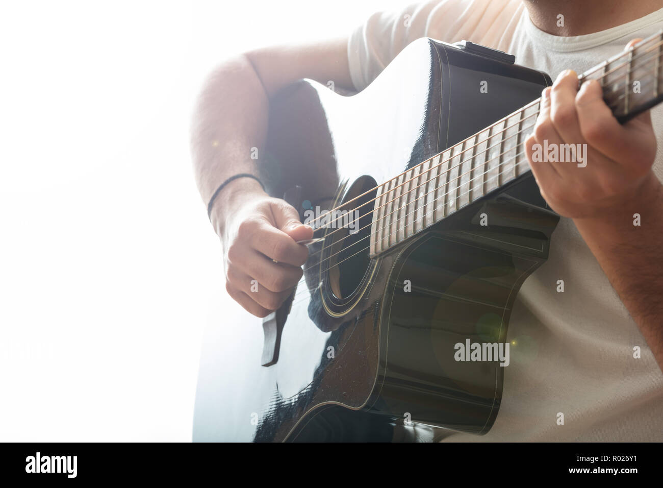 Junger Mann mit Gitarre, Ansicht schließen, weißer Hintergrund Stockfoto