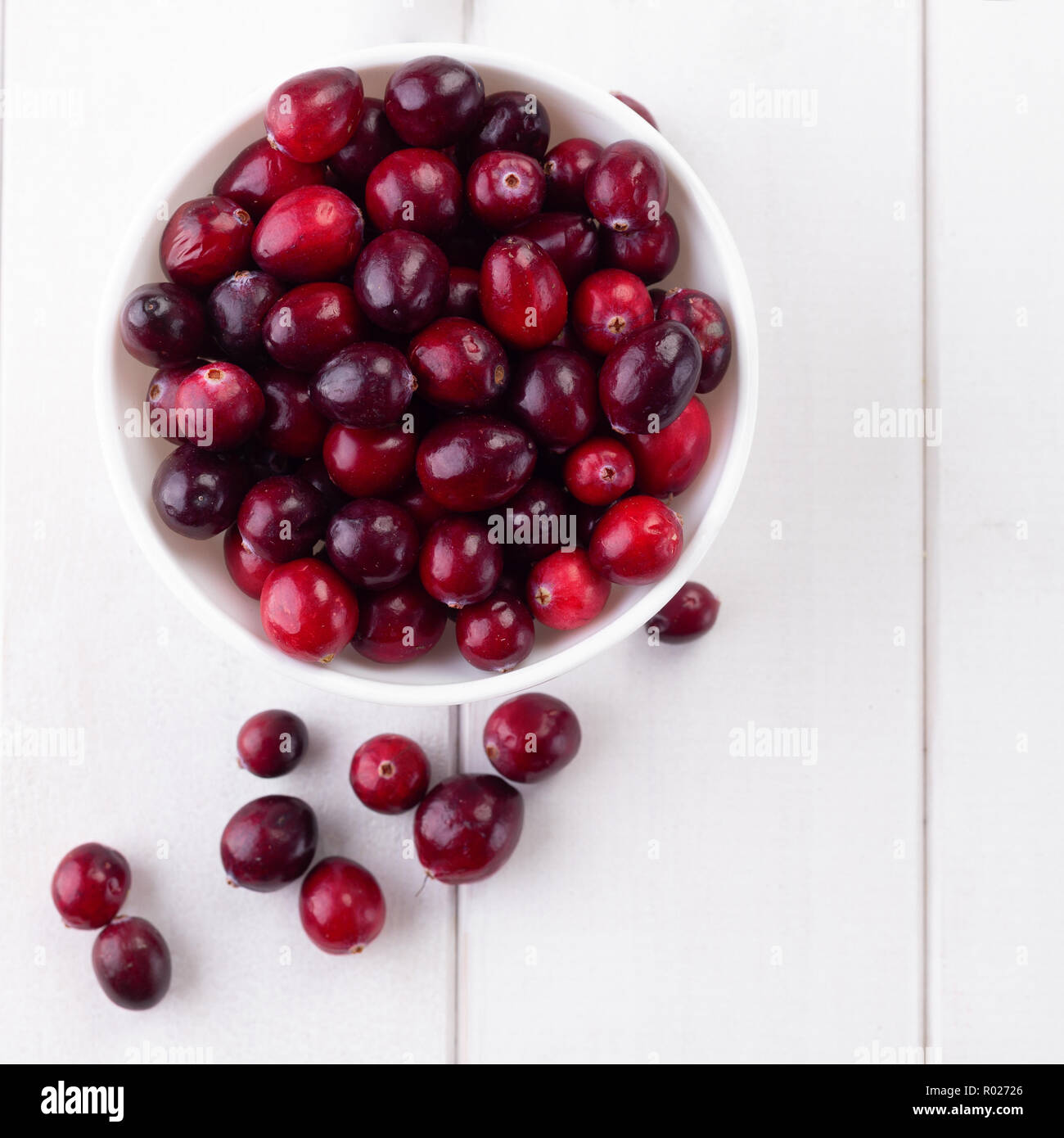 Schale mit frischem Cranberry auf hölzernen Tisch Stockfoto