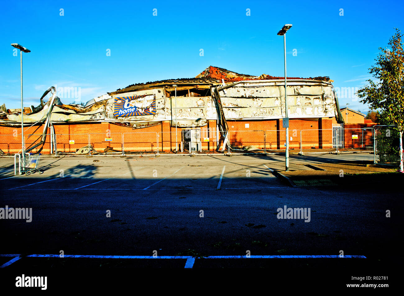 B ans M Homestyle Store nach einem Brand, Clifton Retail Park, York, England Stockfoto