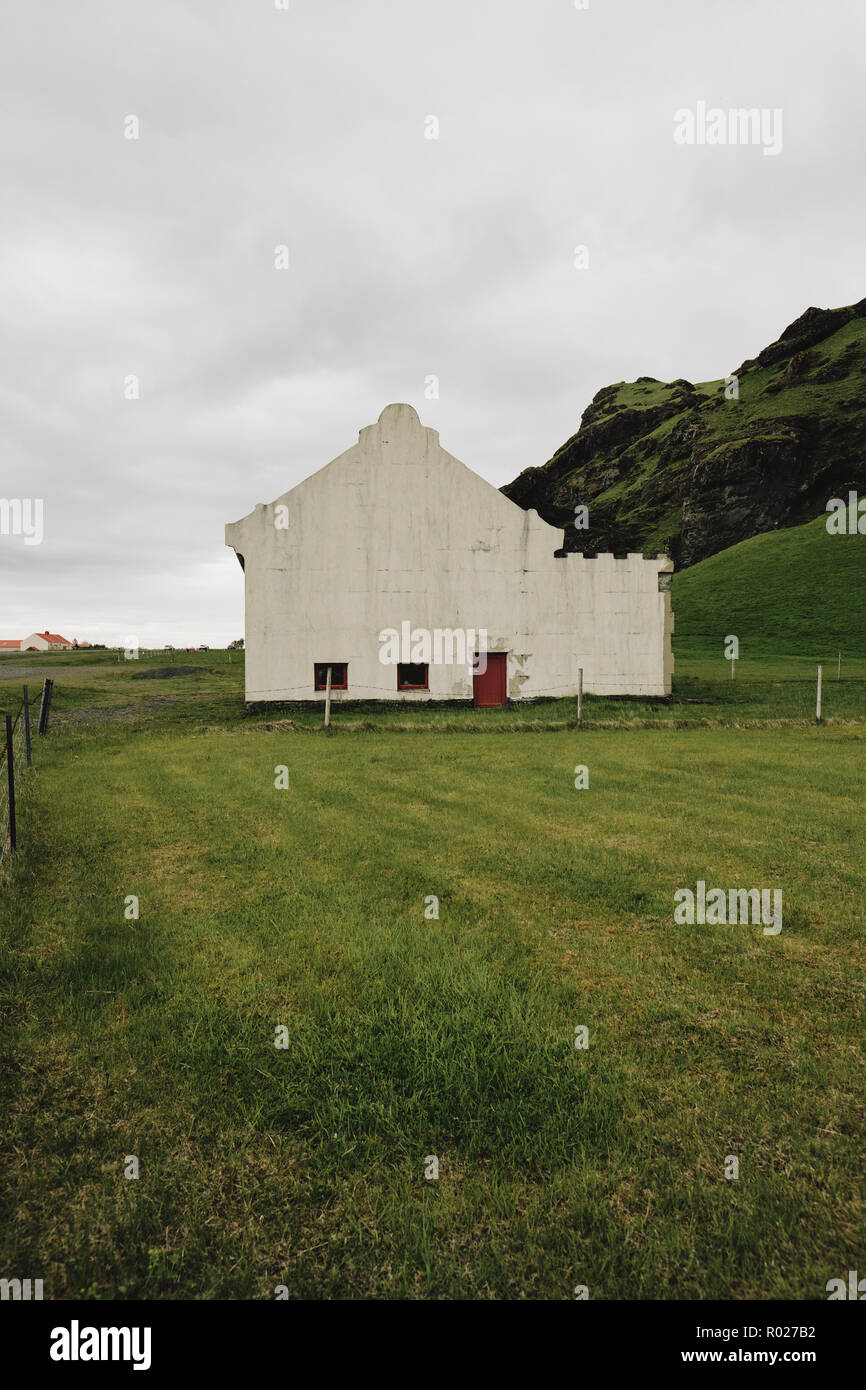 Ein seltsam geformter Hausumriss in der isländischen Landschaft - Hausform Umriss Wand - leere Wand Stockfoto