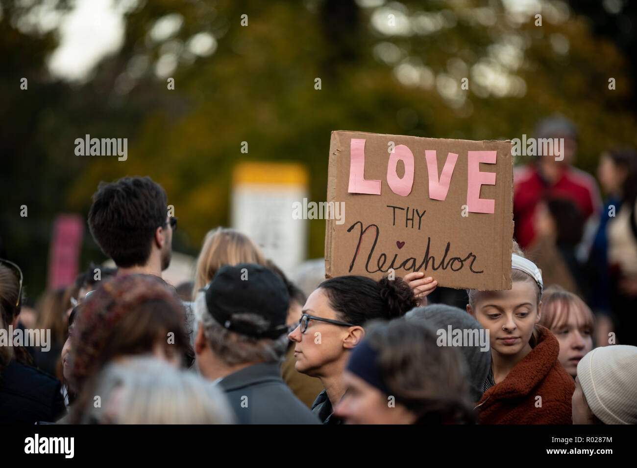 Ein Plakat gesehen, während der März lautet: "Liebe deinen Nächsten" und bezog sich Herr Rogers. Tausende Menschen haben in einem März in Pittsburgh zu Respekt für die Opfer, die ihr Leben in den Bäumen des Lebens Schießen verloren. Stockfoto