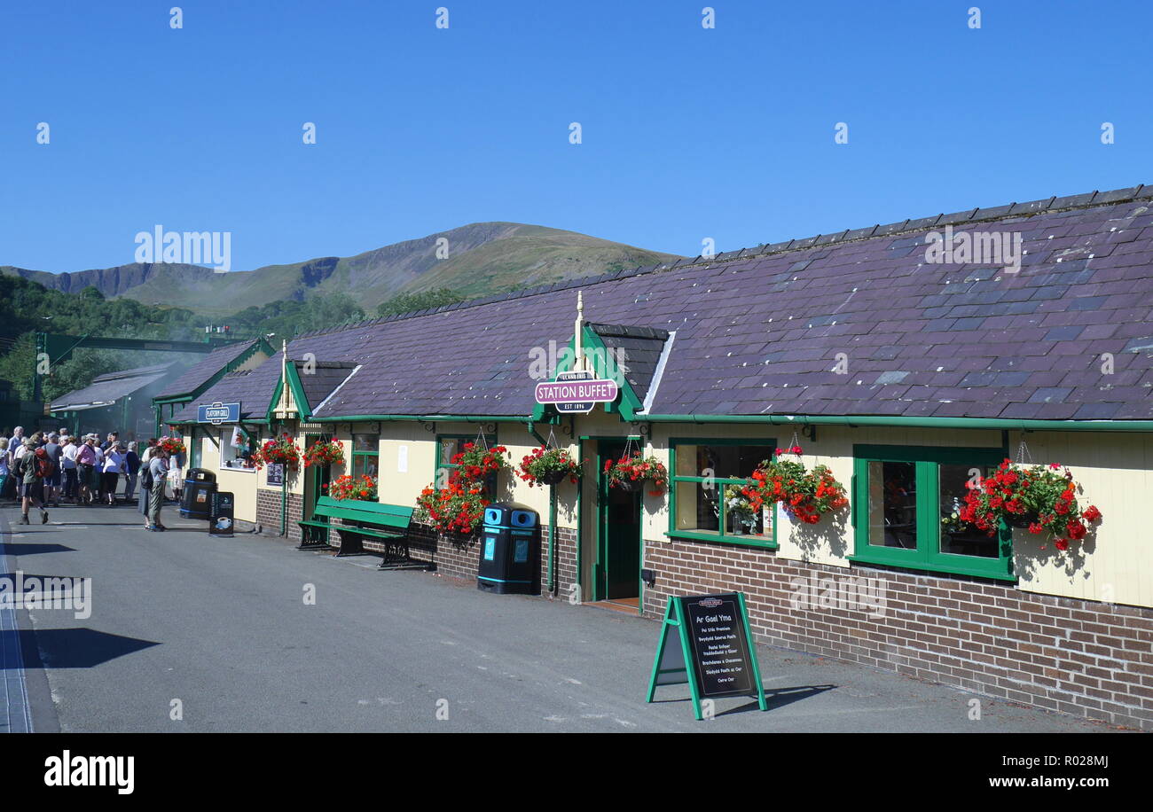 Bahnhofsvorplatz, Restaurant und Buffet, Llanberis, Snowdon Mountain Railway, Llanberis, Gwynedd, Wales, Großbritannien Stockfoto