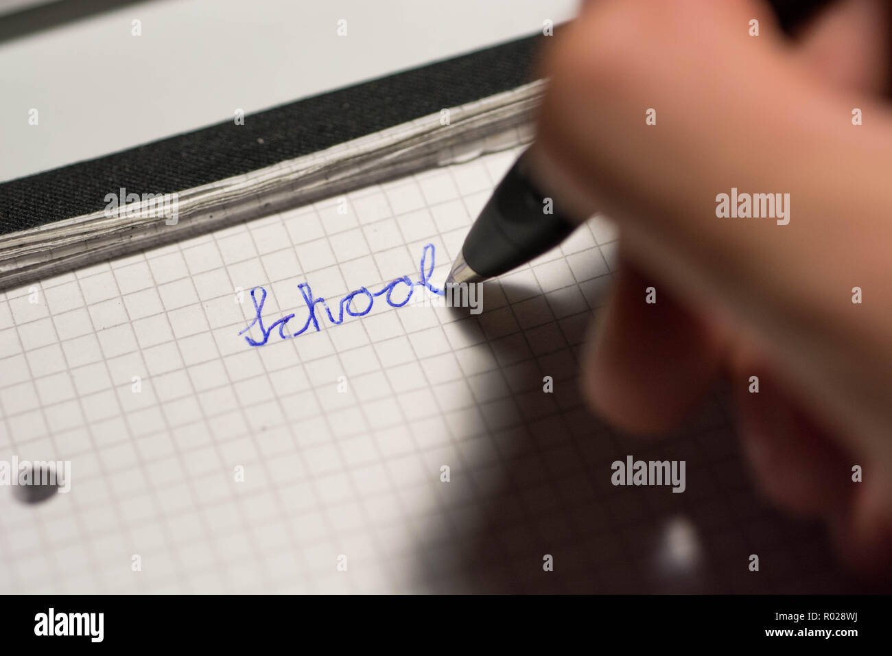 Die menschliche Hand schreiben Schule auf Notepad mit Tinte, Kugelschreiber Stockfoto