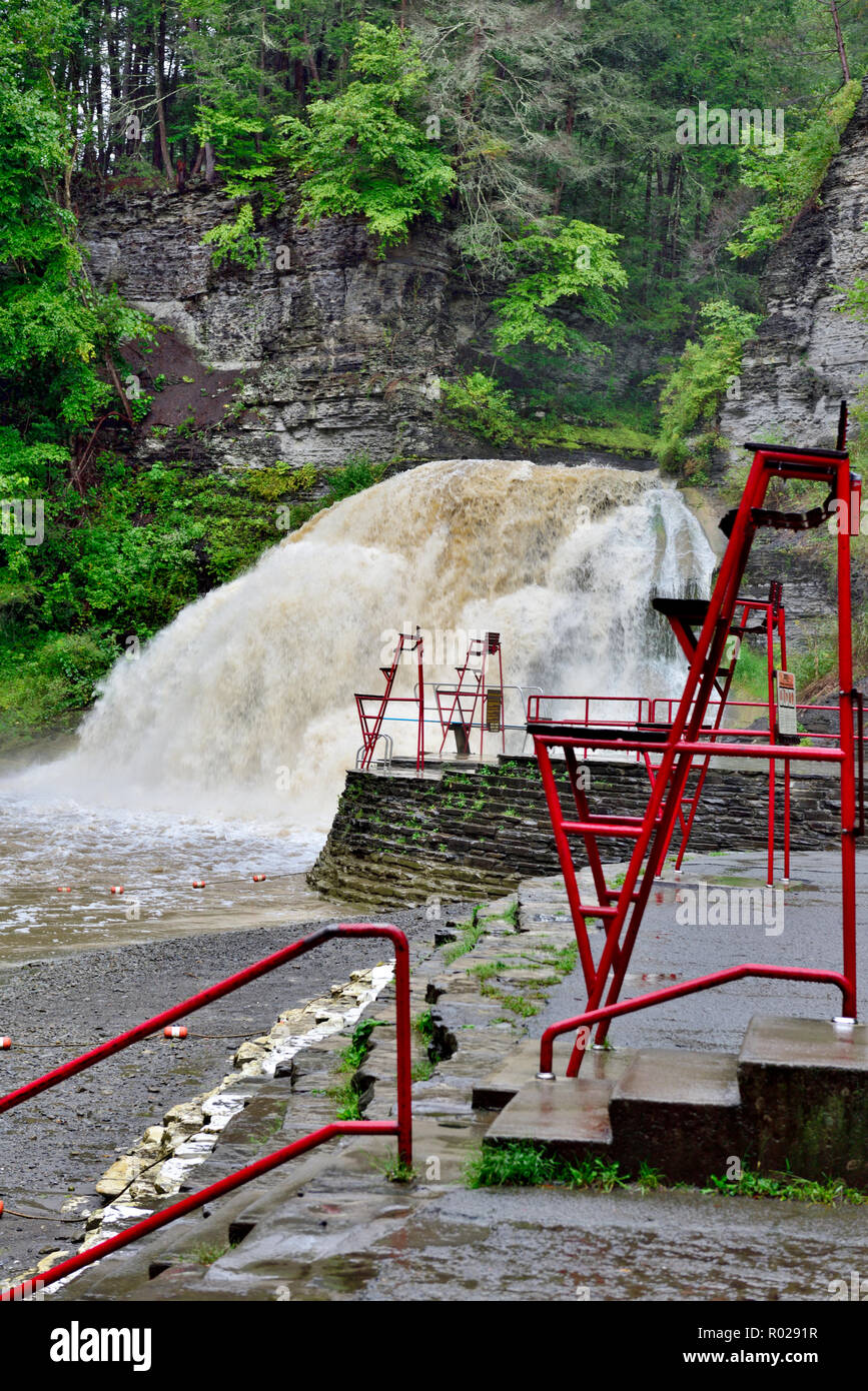 Lifeguard Tower von Lower Falls Wasserfall im Regen beim Schwimmen Bereich geschlossen, Robert H. Treman State Park, in der Nähe von Ithaca NY, USA Stockfoto