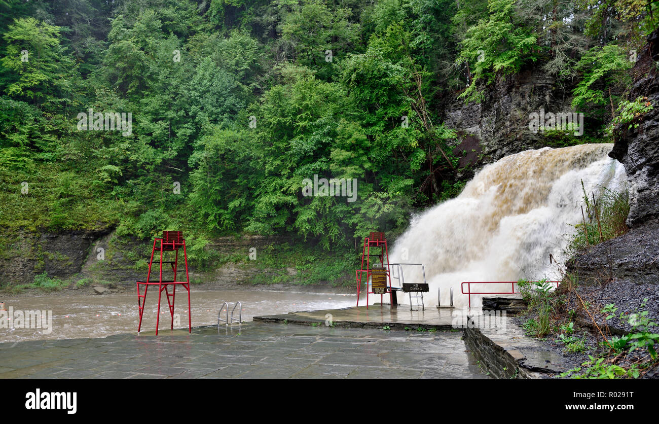 Lifeguard Tower von Lower Falls Wasserfall im Regen beim Schwimmen Bereich geschlossen, Robert H. Treman State Park, in der Nähe von Ithaca NY, USA Stockfoto