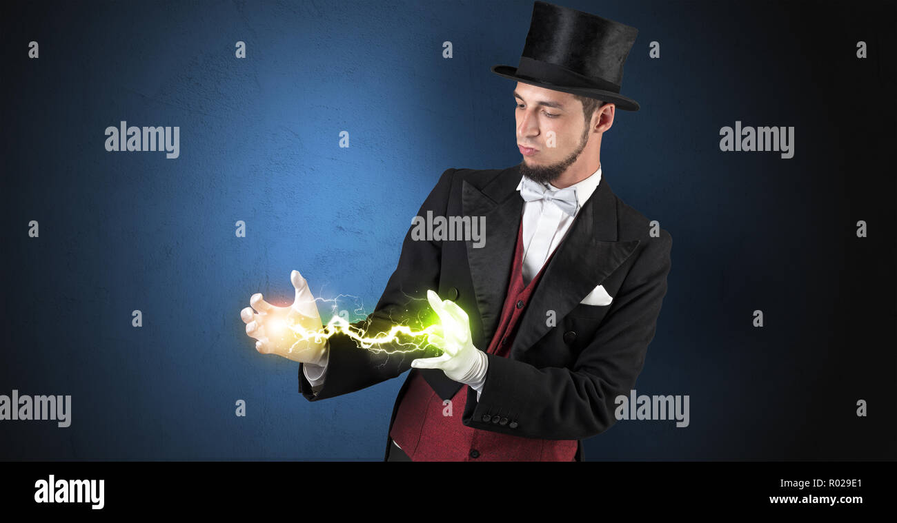 Magier Sekt super power zwischen seine beiden Hände Stockfoto
