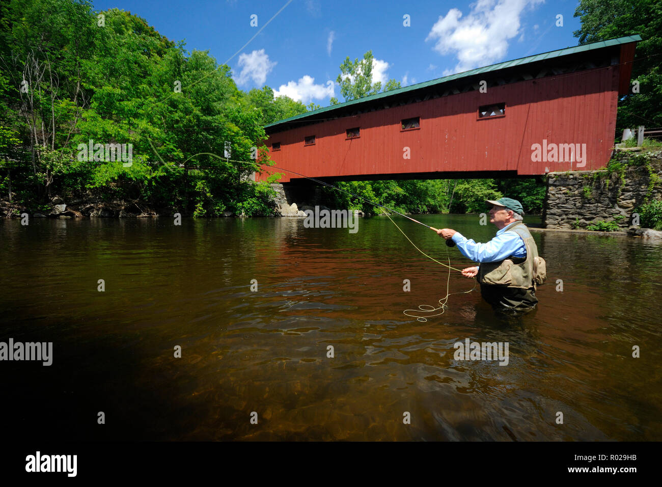 Fliegenfischen, Battenkill Fluss, Rot Covered Bridge Road, Arlington, Vermont Stockfoto