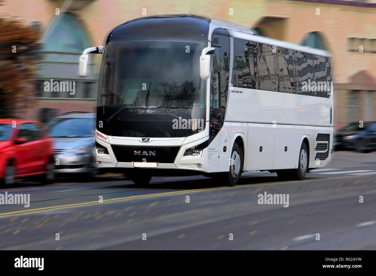 Helsinki, Finnland. Oktober 18, 2018. Moderne, in Weiß MAN Lion's Coach Bus an Geschwindigkeit auf Stadt Straße im Herbst, Bewegungsunschärfe. Stockfoto