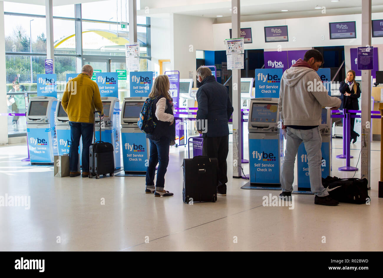 2. Mai 2018 besetzt Flybe Self Check in Schalter an der George Best Belfast City Airport in Nordirland. Passagiere mit Handgepäck nur die Spee nehmen Stockfoto
