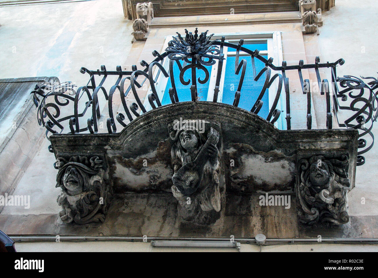 Historischer sizilianischer barock skulpturenbalkon Fotos und