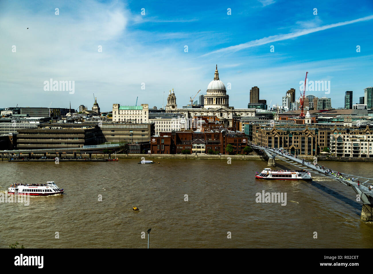 Querformat und Millenium Bridge, London UK Stockfoto