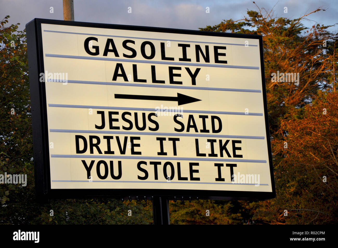 Fahren Sie es so, wie Du es gestohlen hat. Goodwood Revival Gasoline Alley humorvoll Zeichen Slogan "Jesus sagte, dass sie es so, wie Du es gestohlen hat". Witz Nachricht. Religiöse Spaß Stockfoto