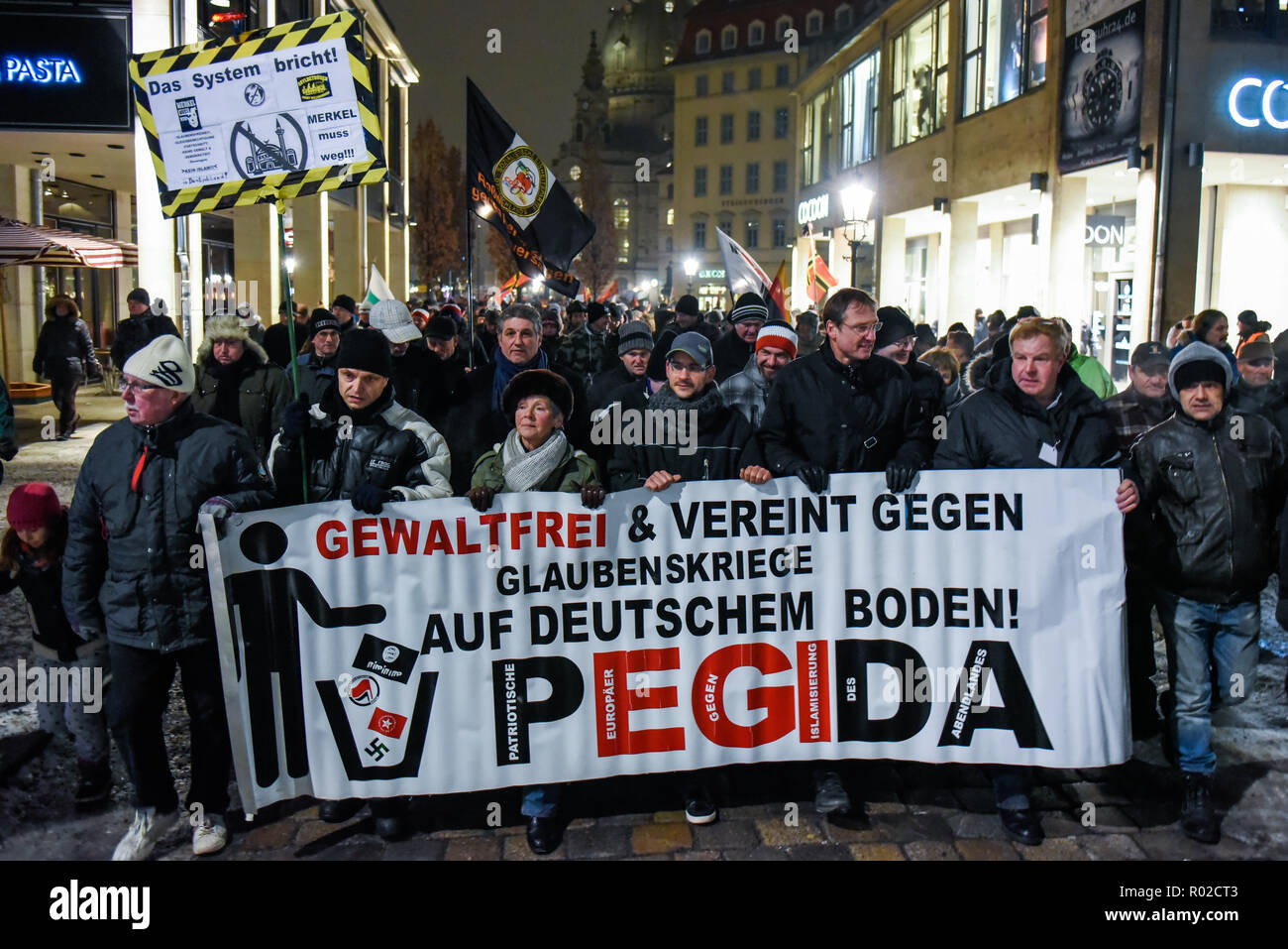 Anhänger der Pegida werden gesehen, halten ein Banner während des Protestes. Die Pegida (Patriotische Europäer gegen die Islamisierung des Westens) wöchentlichen Protest am Neumarkt. Stockfoto