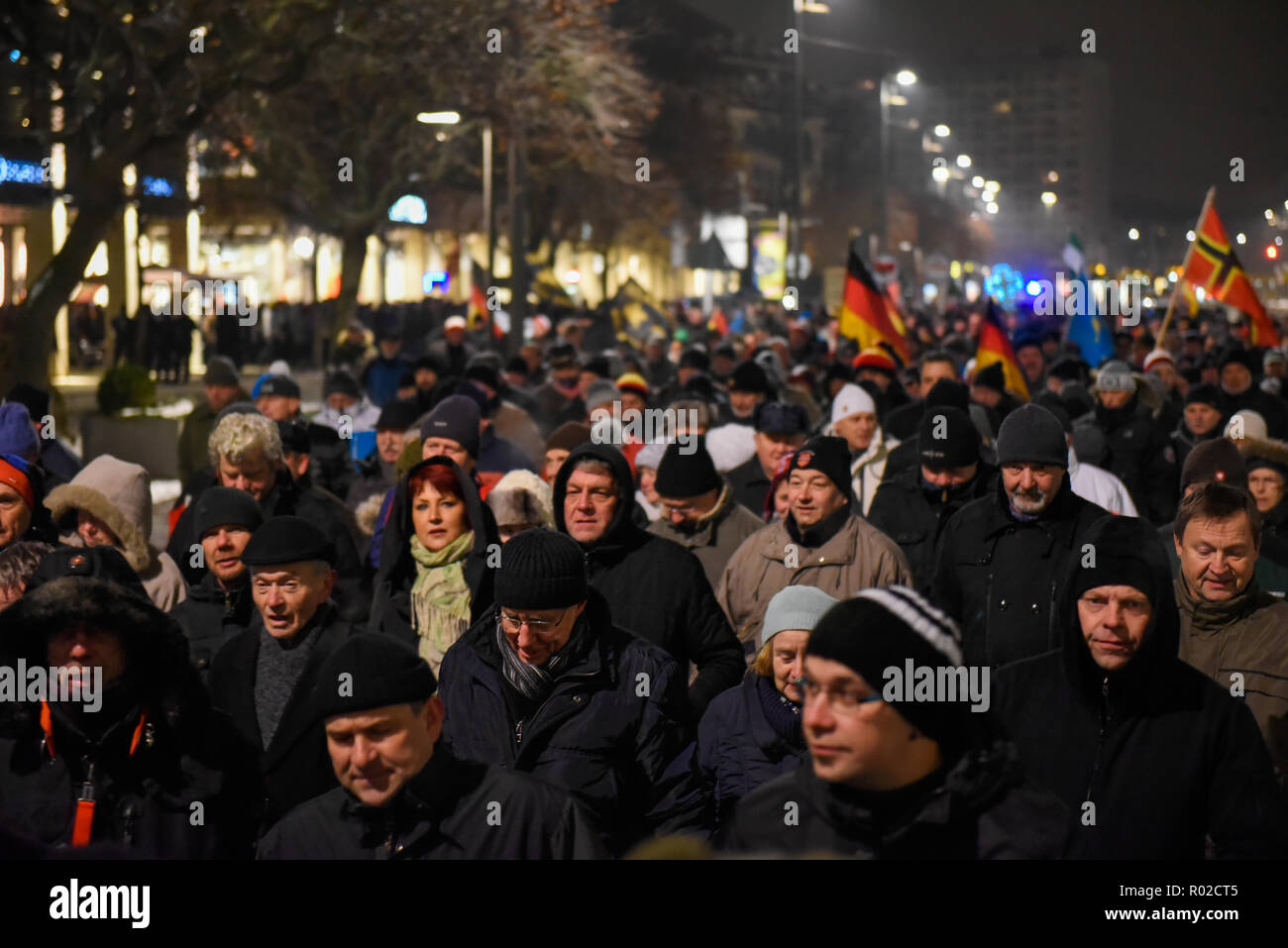 Anhänger der Pegida sind zu sehen am Neumarkt während des Protestes gesammelt. Die Pegida (Patriotische Europäer gegen die Islamisierung des Westens) wöchentlichen Protest am Neumarkt. Stockfoto