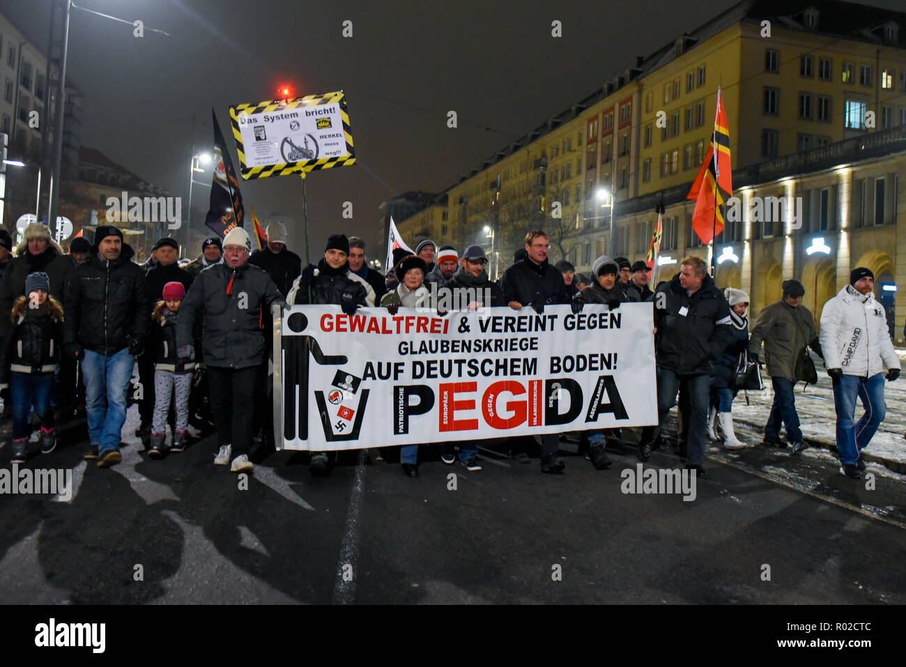 Anhänger der Pegida werden gesehen, halten ein Banner während des Protestes. Die Pegida (Patriotische Europäer gegen die Islamisierung des Westens) wöchentlichen Protest am Neumarkt. Stockfoto