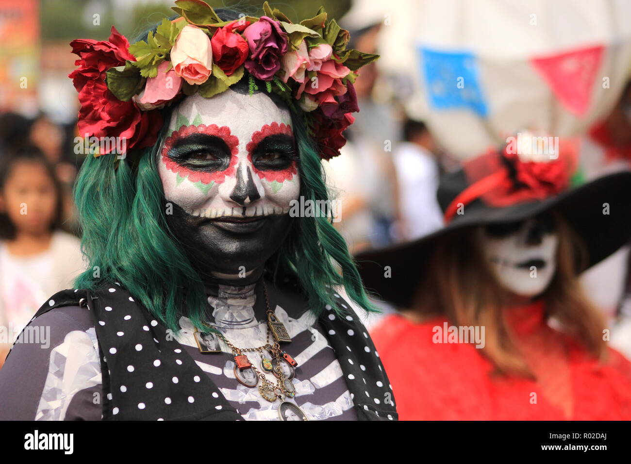 Frau mit schönen Sugar Skull Make-up (Catrina) während der Tag der Toten Feier (Dia de los Muertos) Stockfoto