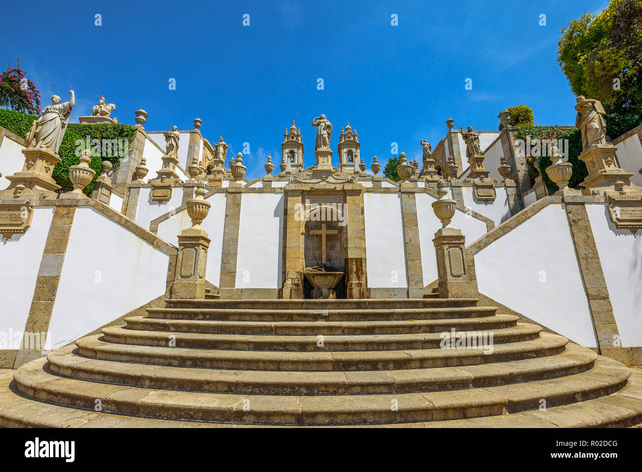 SanctuaryBom Jesus do Monte, Wallfahrtsort im Norden Portugals, Tenoes in Braga. Brunnen auf eine monumentale Treppe von 116 Metern. Blick von Treppe unten. Stockfoto