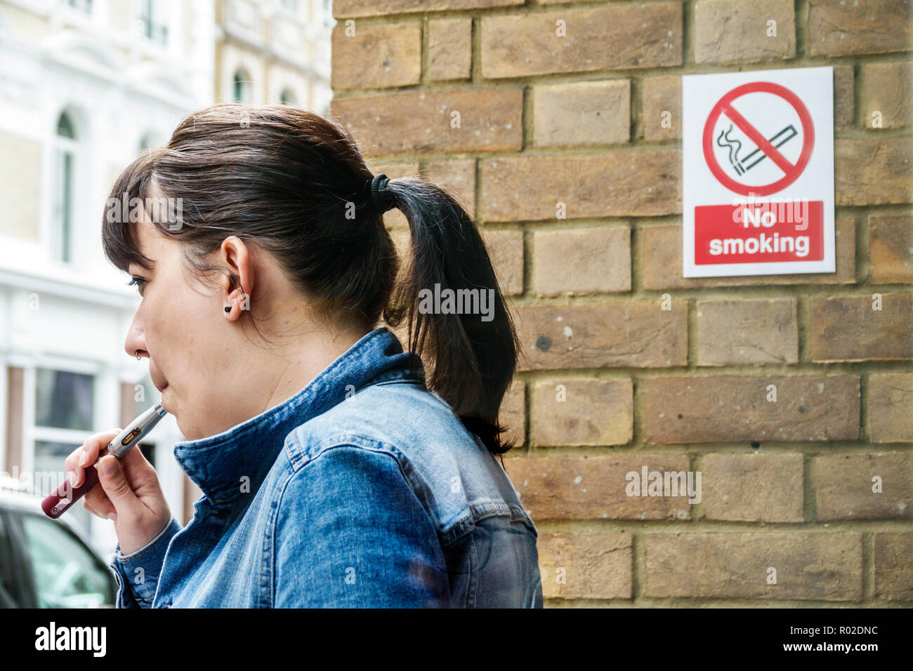 London England, Großbritannien, Mayfair, Regent Street, elektronische Zigarette, E-Zigarette, Rauchen, Verdampfen, Verbotsschild, Rauchen verboten, Ignorieren des Schildes, unhea Stockfoto